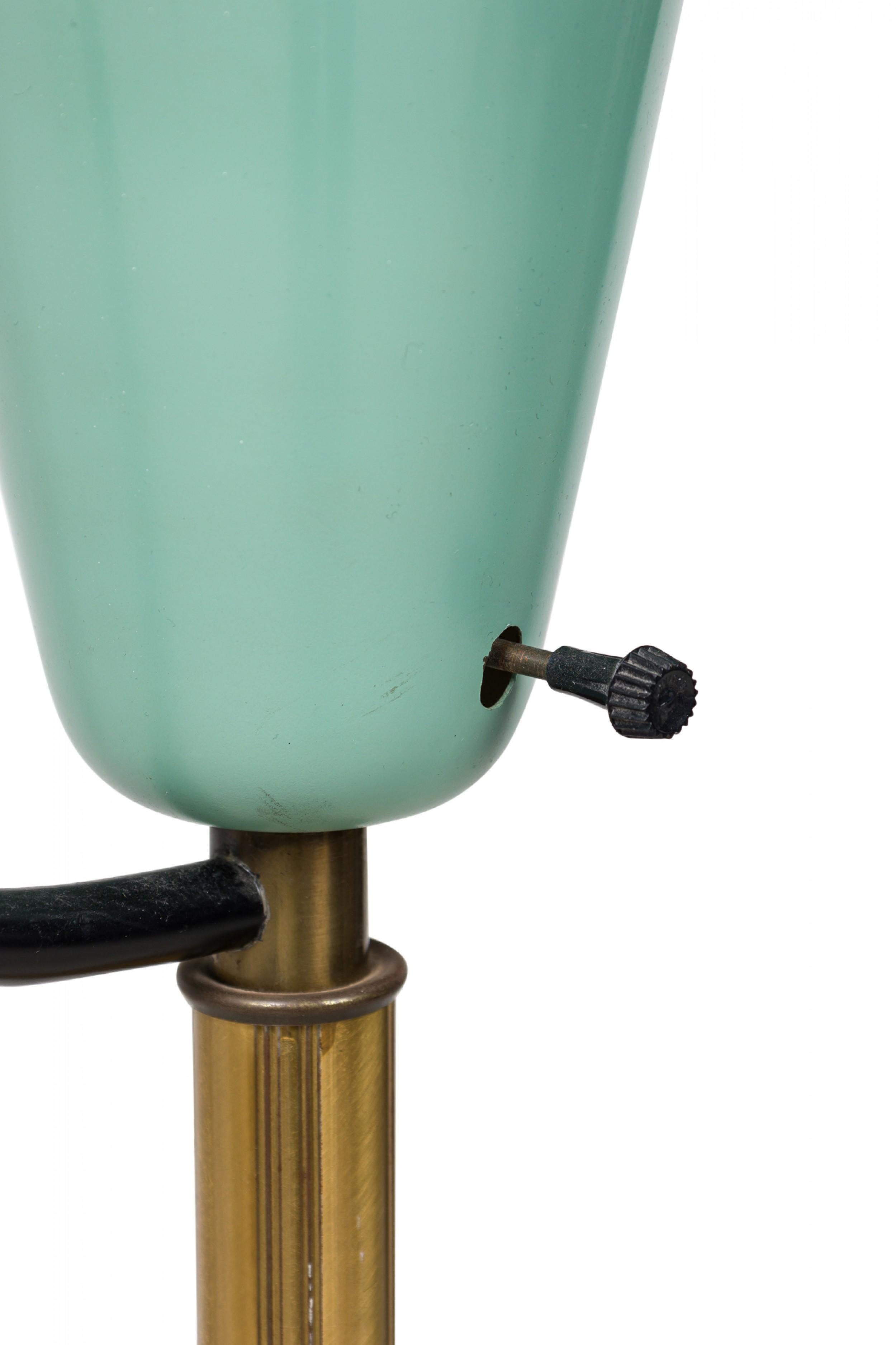 Pierre Guariche Französische Stehlampe aus der Mitte des Jahrhunderts aus Messing und grüner Emaille (Metall) im Angebot