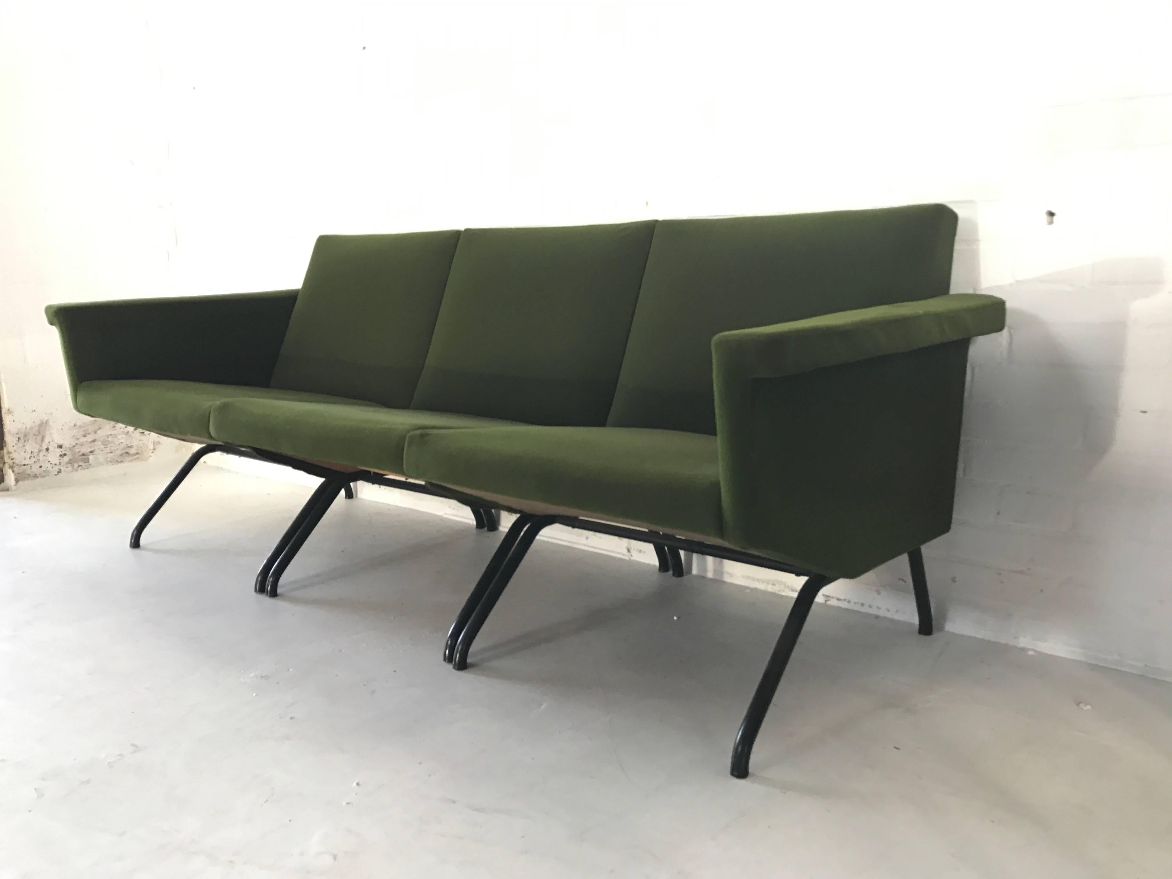 Beautiful segmented sofa designed by famous French designer Pierre Guariche manufactured by Meurop.
Really rare piece completed in its original upholstery.
Black steel base with beautiful forest green fabric.
