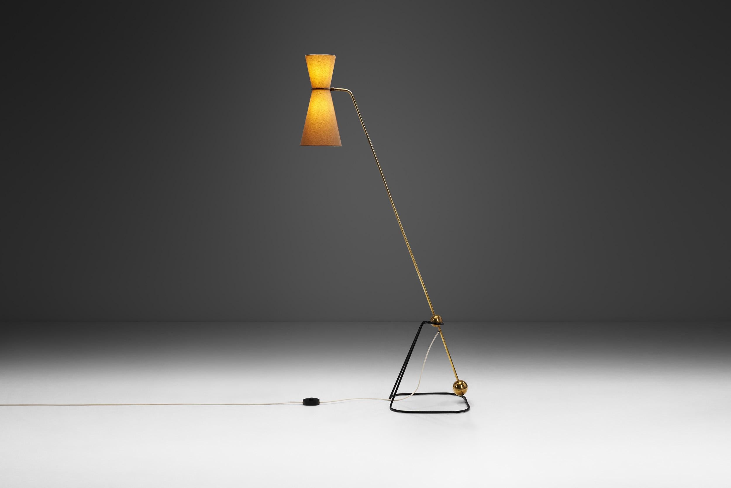 This iconic model is also known as the “Equilibrium” Floor Lamp. The model is said to have been designed by Guariche in 1951. It is composed of a patinated lacquered metal base, which supports a brass structure. On the one end is a spherical