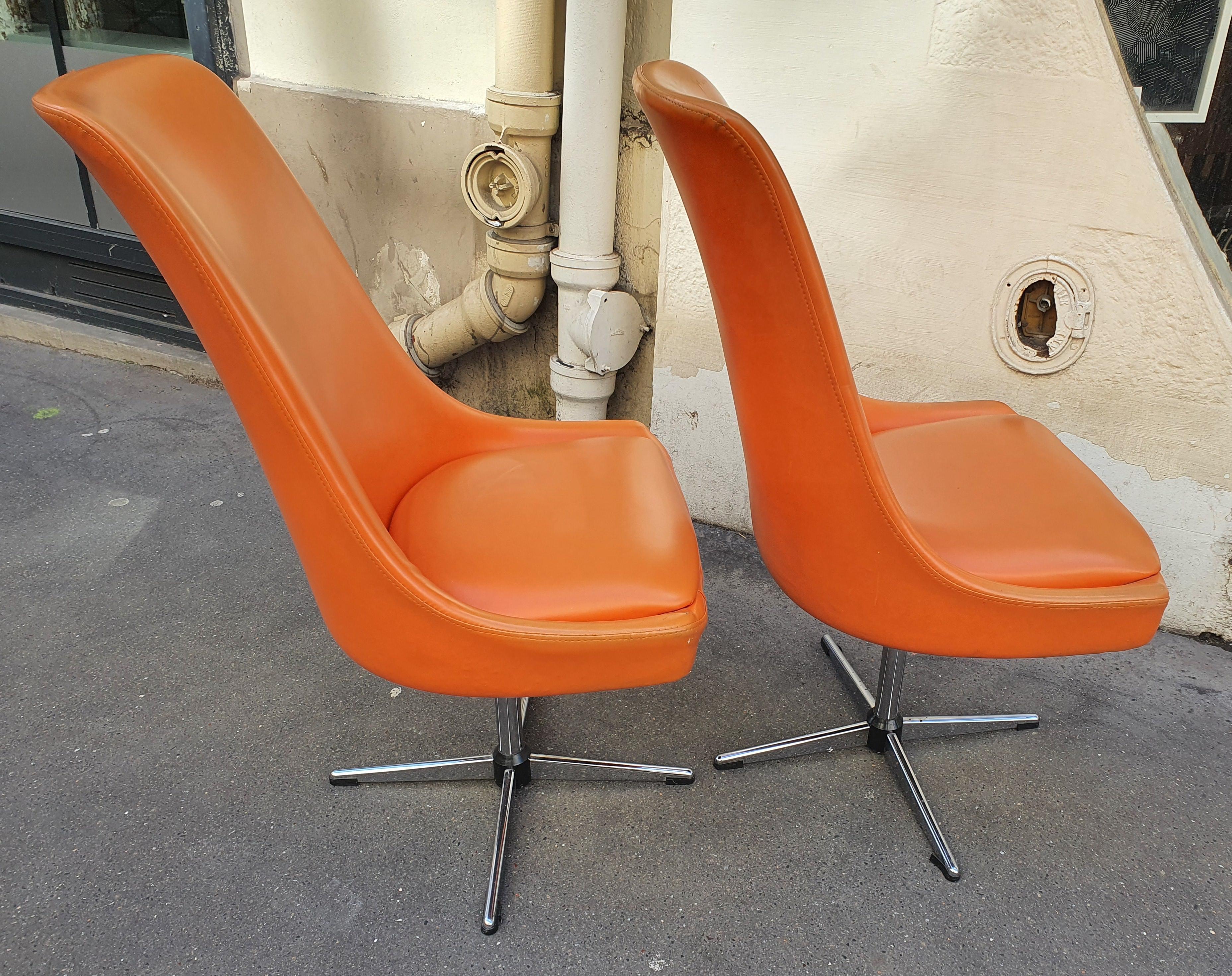 Pierre Guariche ( attributed to ) 
Pair of armchairs
Circa 1965

Orange Skaï
Measures: W55 x D45 x H100 cm 

Price : 790 euros.
  