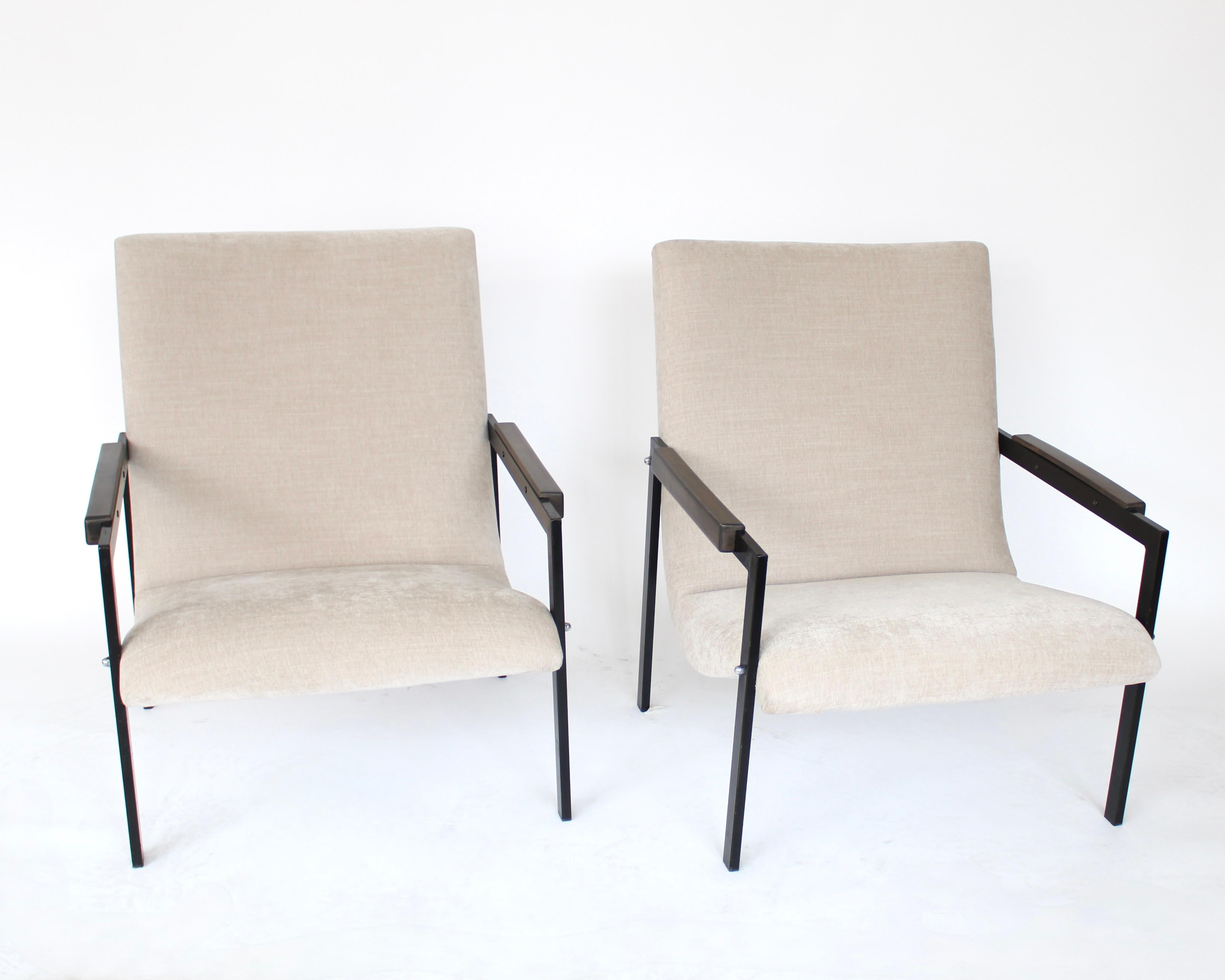PIERRE GUARICHE élégante paire de chaises longues françaises. Ces chaises ont une forme architecturale merveilleuse avec les bras en acier laqué noir et les accoudoirs en acajou. Elles sont profondes et confortables. Rembourré dans un lin de soie