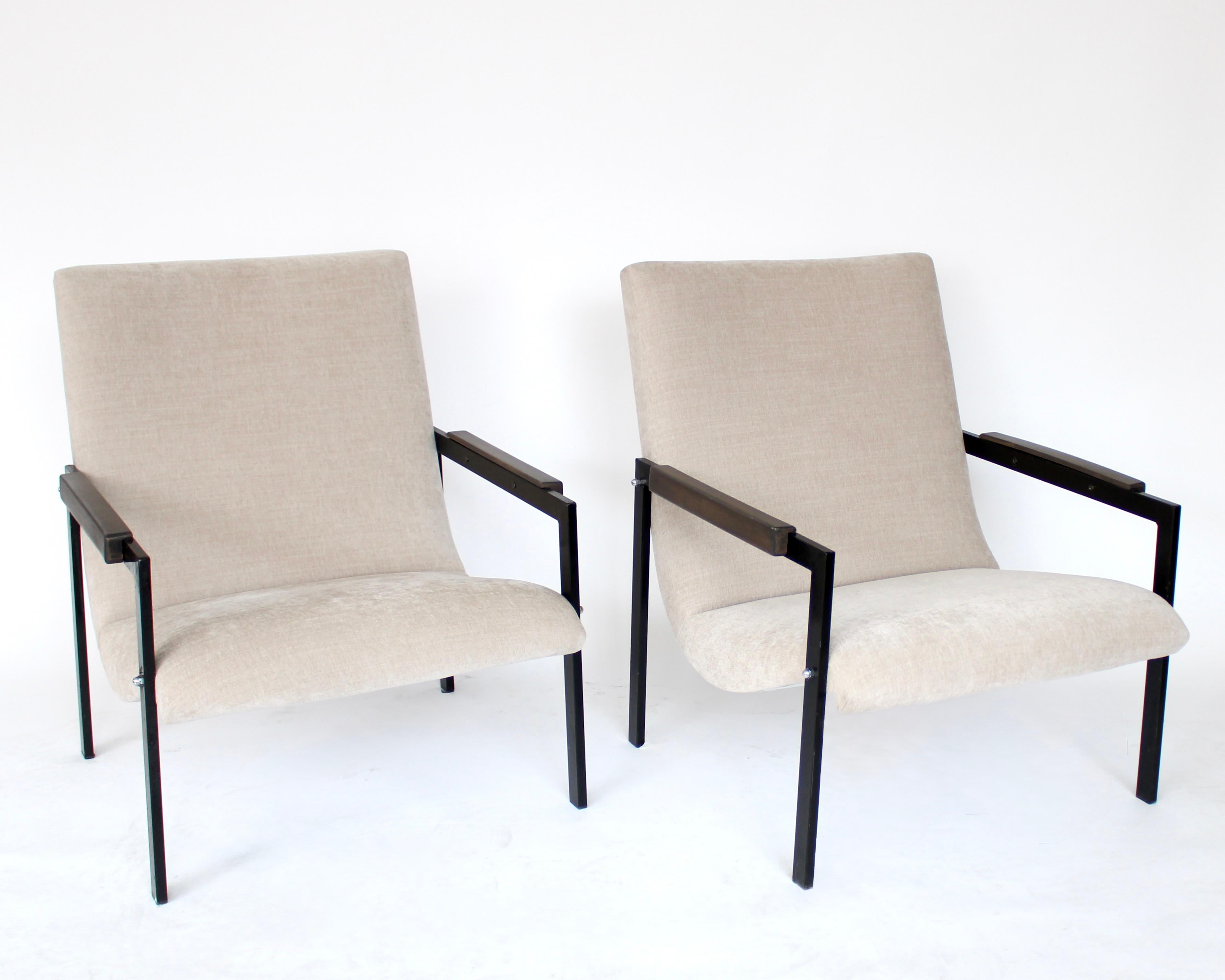 Mid-Century Modern Paire de fauteuils de salon français Pierre Guariche, vers 1960 pour ARP en vente