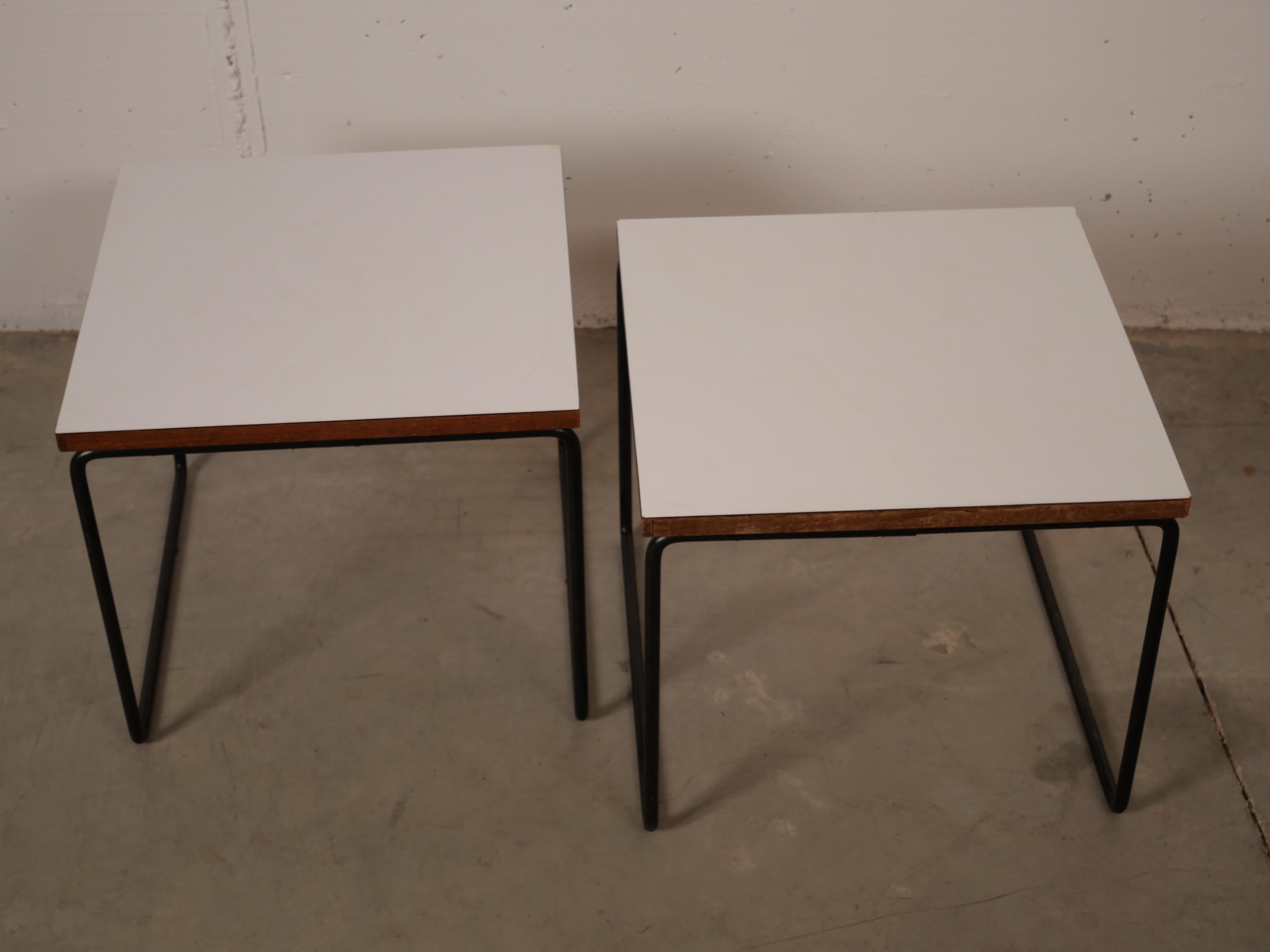 Belle paire de tables volantes blanches conçues par Pierre Guariche pour Steiner, 1955
Pierre Guariche (1925-1995) est un designer français légendaire du 20e siècle. Il a donné une touche personnelle et innovante au design en combinant esthétisme