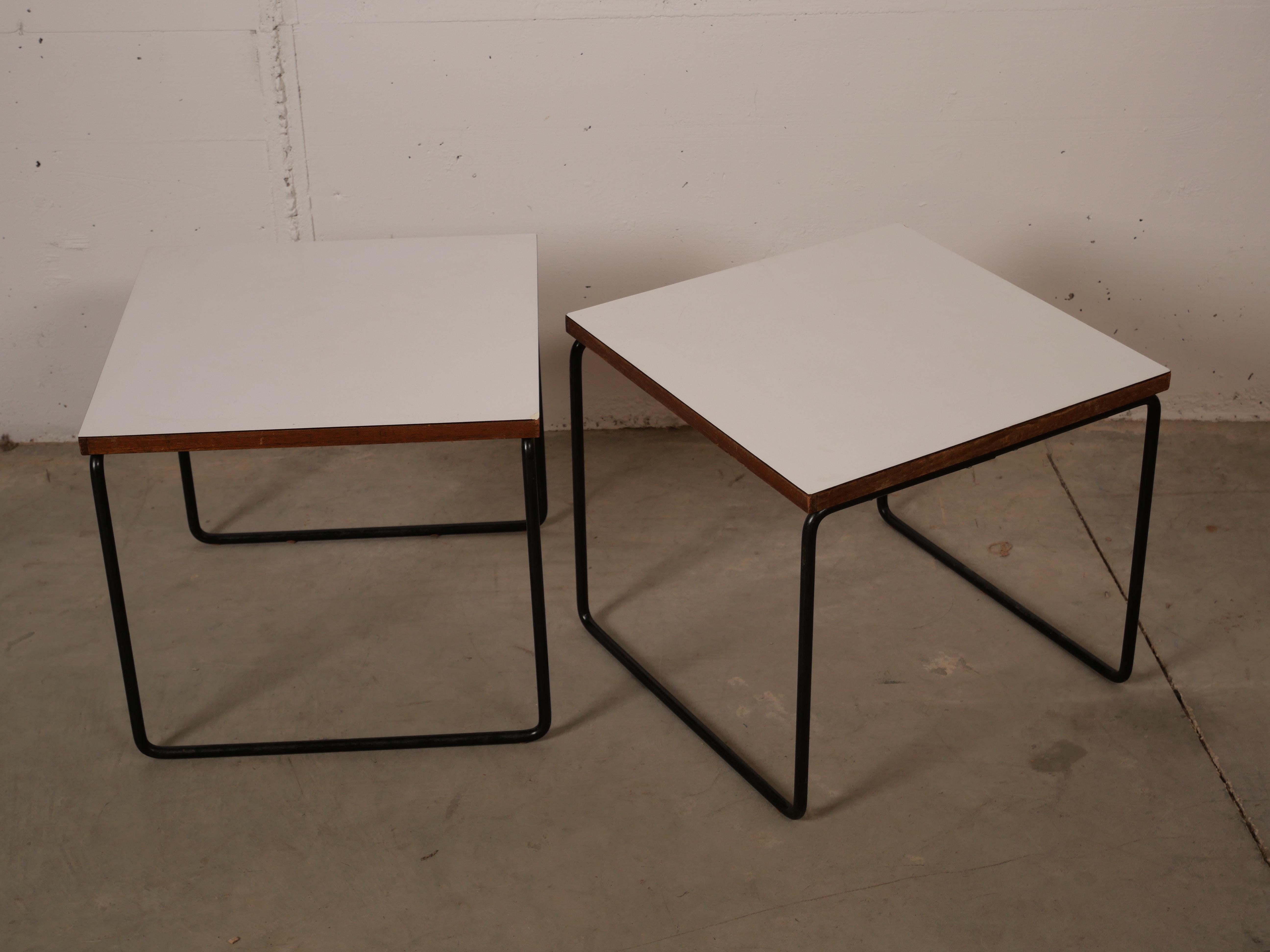 Mid-Century moderno Pierre Guariche, Coppia di tavoli volanti bianchi per Steiner, Francia, 1955 in vendita