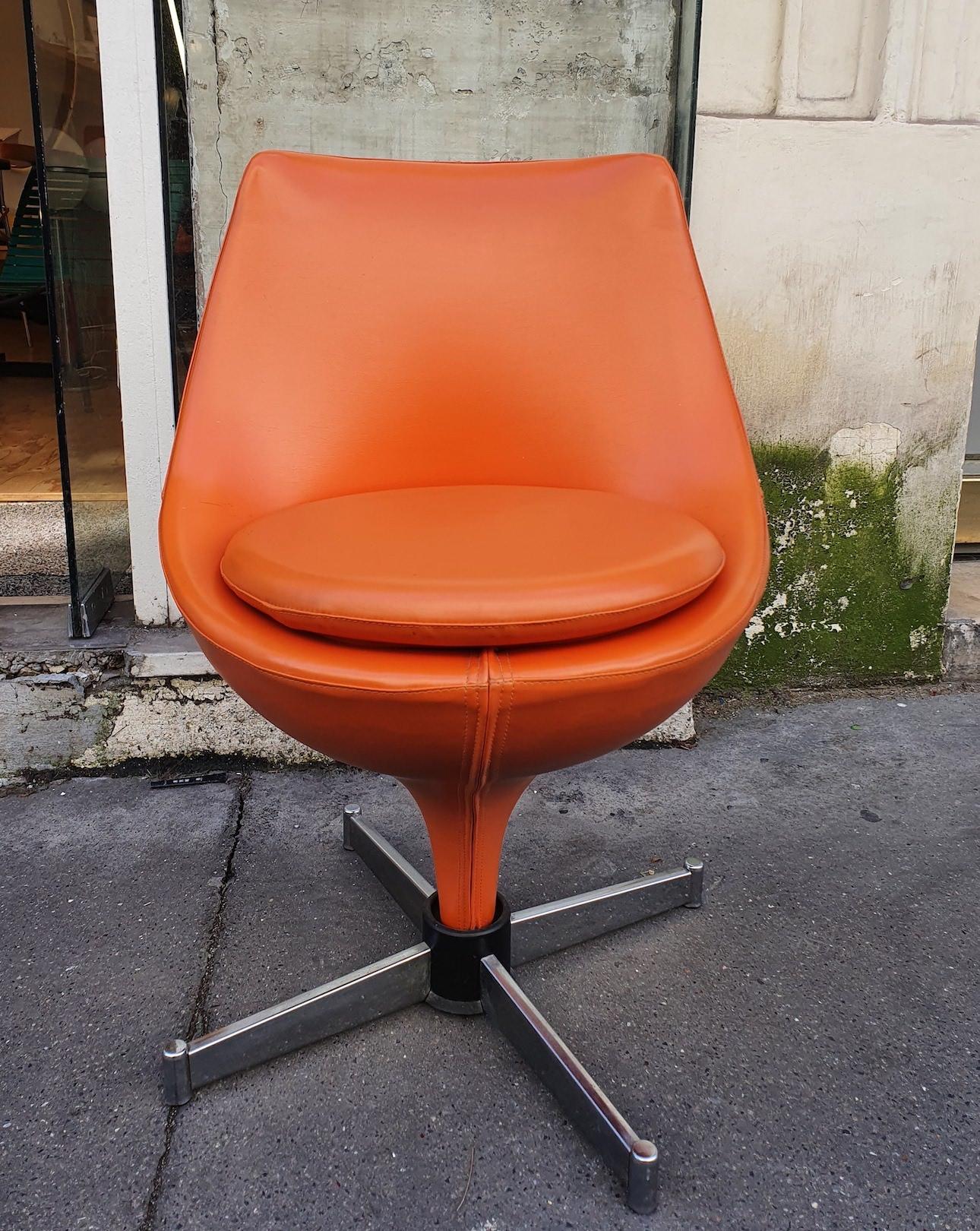 Pierre Guariche - 
Polaris armchair
1967

Orange skaï
W 50 x D 50 x H 75 cm 

Price : 490 euros.