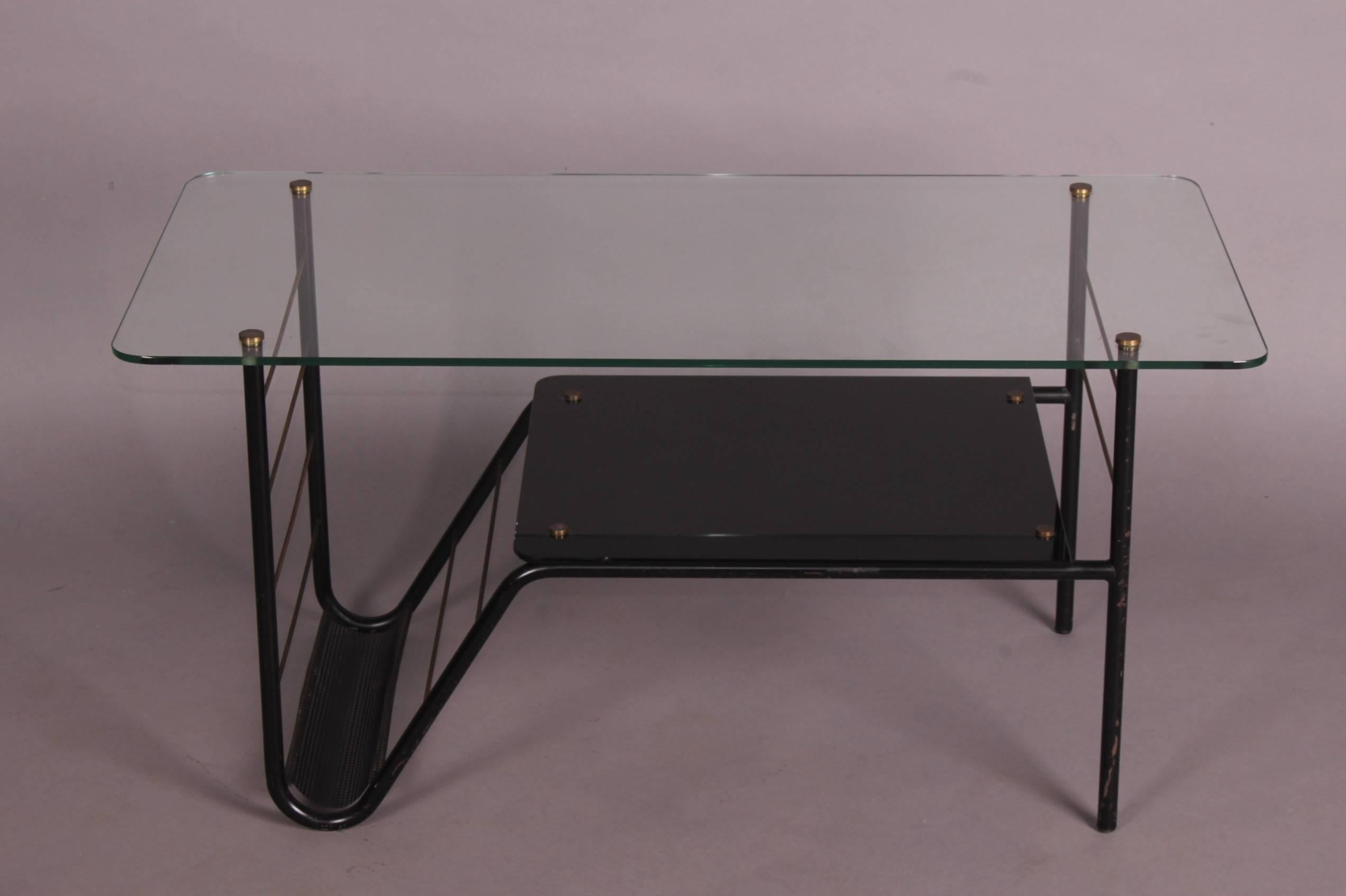 Pierre Guariche side table Airborne, 1950s. The piece features a tubular steel frame and a black-painted perforated magazine holder. A double tray, one in “securit” glass, and the other in black-colored glass, are fastened in the middle with nuts