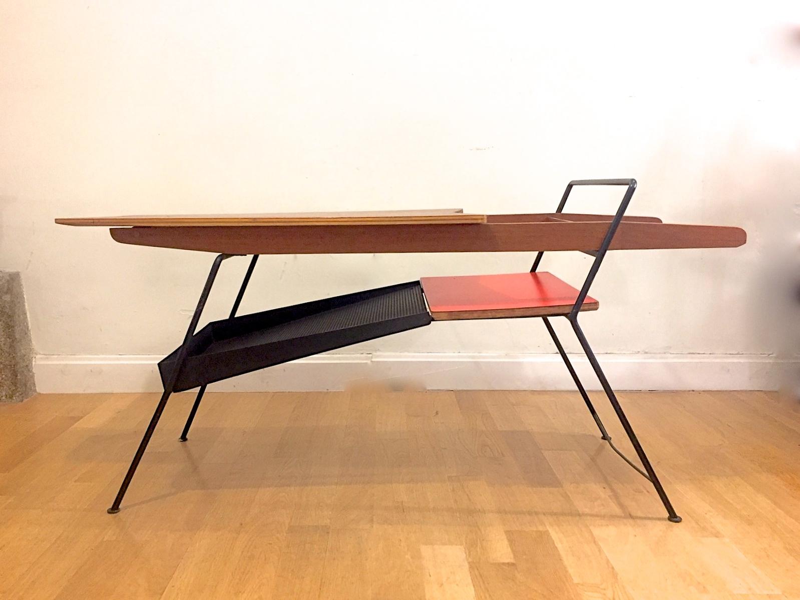 Une table basse italienne à la manière de Pierre Guariche. éditée en 1950. Teck et métal émaillé. Style industriel avec une touche sophistiquée.