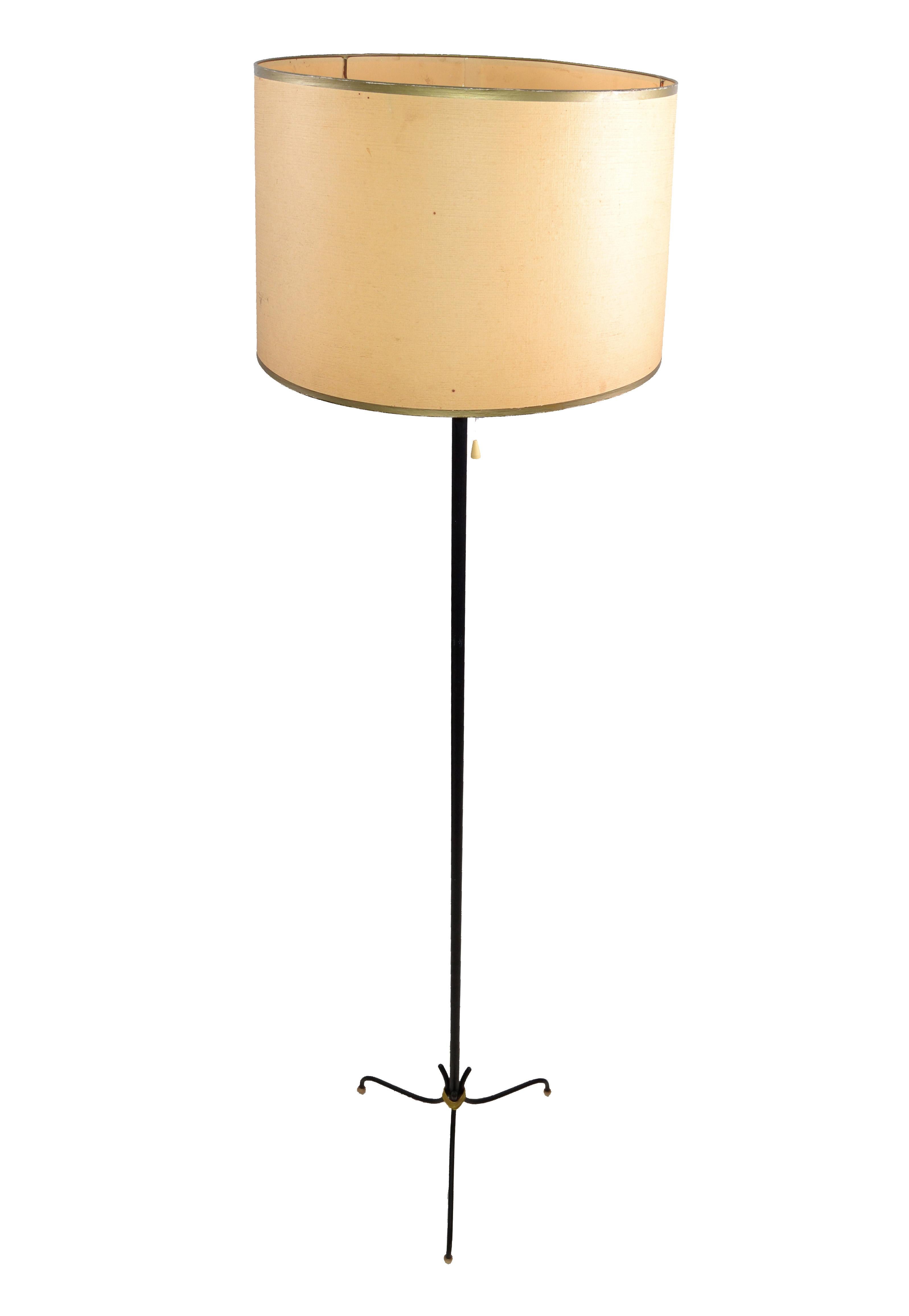 French floor lamp in the style of Pierre Guariche designed in 1960.
Wired for US and in working condition. Takes 1 bulb with max. 75 watts.
Normal wear consistent with age and use.
Original paper shade: 15.5 inches diameter, 10 inches