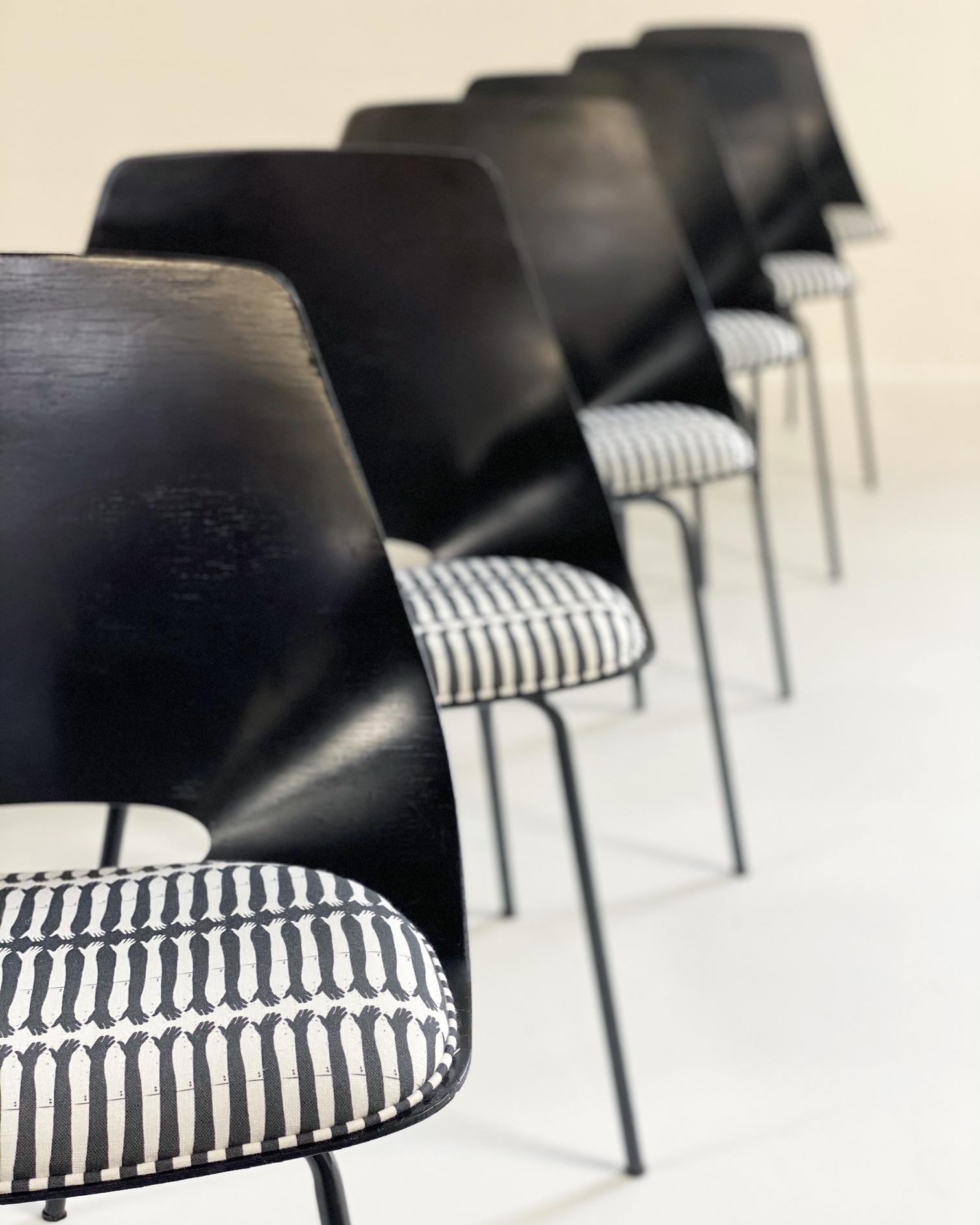 Chaises de salle à manger Tonneau Pierre Guariche en tissu 