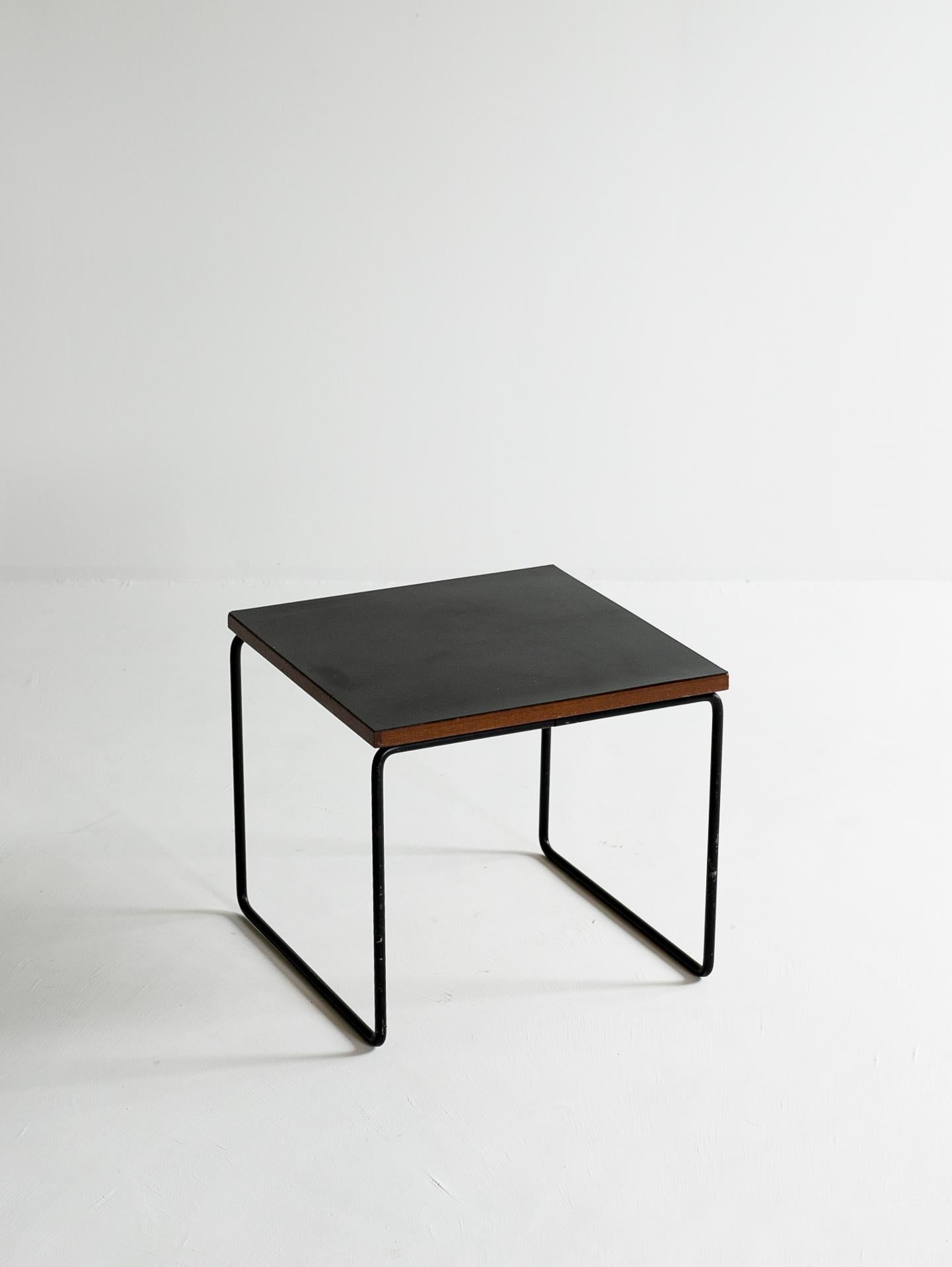 Pierre Guariche «VOLANTE» table for Steiner, 1950s.

Side table designed by Pierre Guariche.
Simple design with a melanin-coated wooden top and black painted steel legs.
The labels from the period also remain.