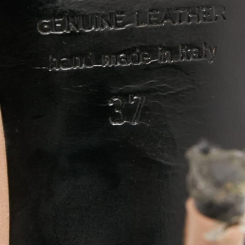 Affichez un style élégant avec cette paire d'escarpins. Ces escarpins de créateur sont fabriqués à partir de matériaux de qualité. Elles sont montées sur des semelles durables et des talons hauts.
