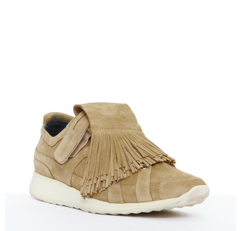 PIERRE HARDY beige suede leather fringe detail loafer sneakers EU43
Reference: PRCG/A00073
Brand: Pierre Hardy
Material: Suede
Color: Beige
Pattern: Solid
Closure: Lace Up
Lining: Black Leather
Extra Details: Lace up and magic tape