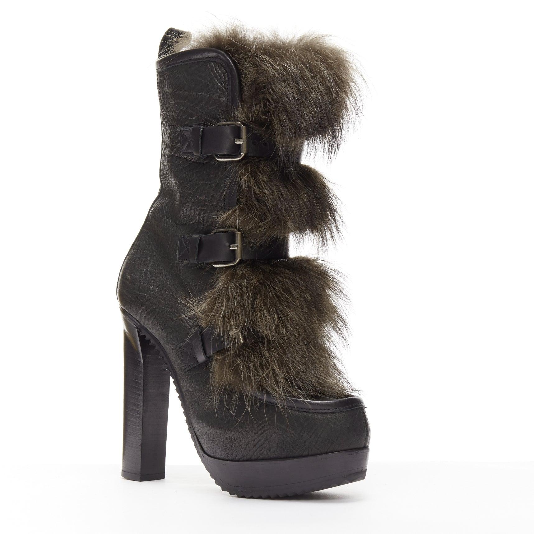 PIERRE HARDY black grained leather fur front trio buckle platform boot EU37.5
Reference: NKLL/A00130
Brand: Pierre Hardy
Material: Leather, Fur
Color: Black, Brown
Pattern: Solid
Closure: Buckle
Lining: Black Leather
Extra Details: Fur trim front.