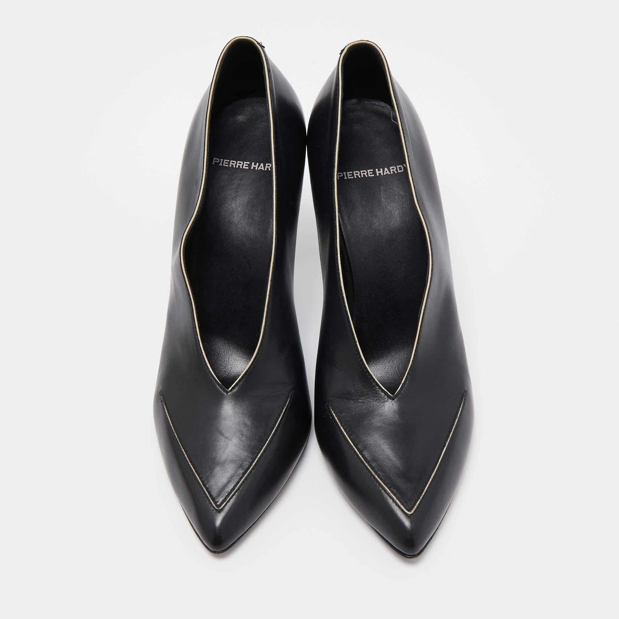 Pierre Hardy Black Leather V Neck Pointed Toe Pumps Size 38 In Good Condition For Sale In Dubai, Al Qouz 2