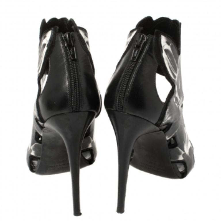 Pierre Hardy Black Lily Print Leather Booties Size 38.5 In Good Condition For Sale In Dubai, Al Qouz 2