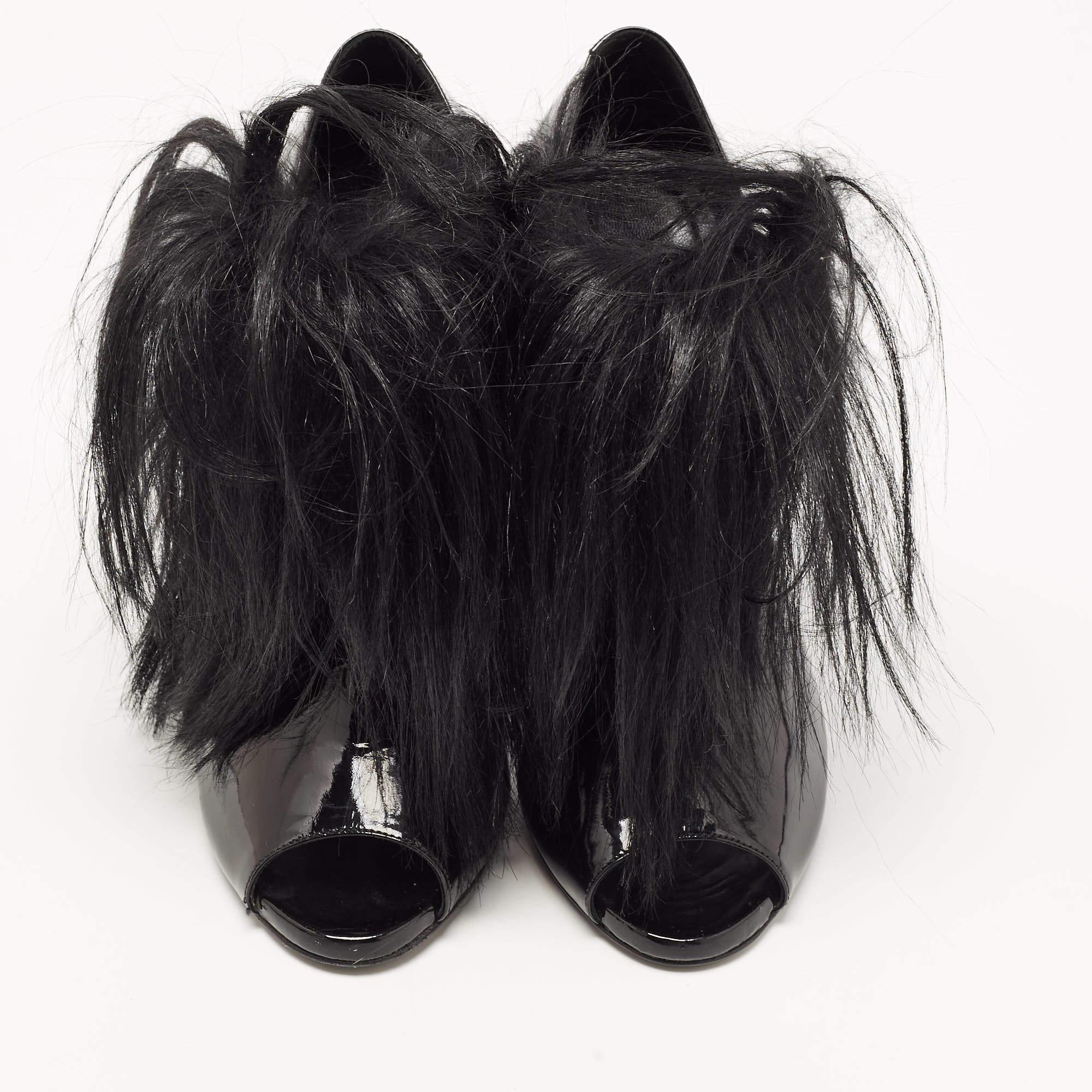 Pierre Hardy Black Patent and Calf Hair Booties Size 39 In Good Condition For Sale In Dubai, Al Qouz 2