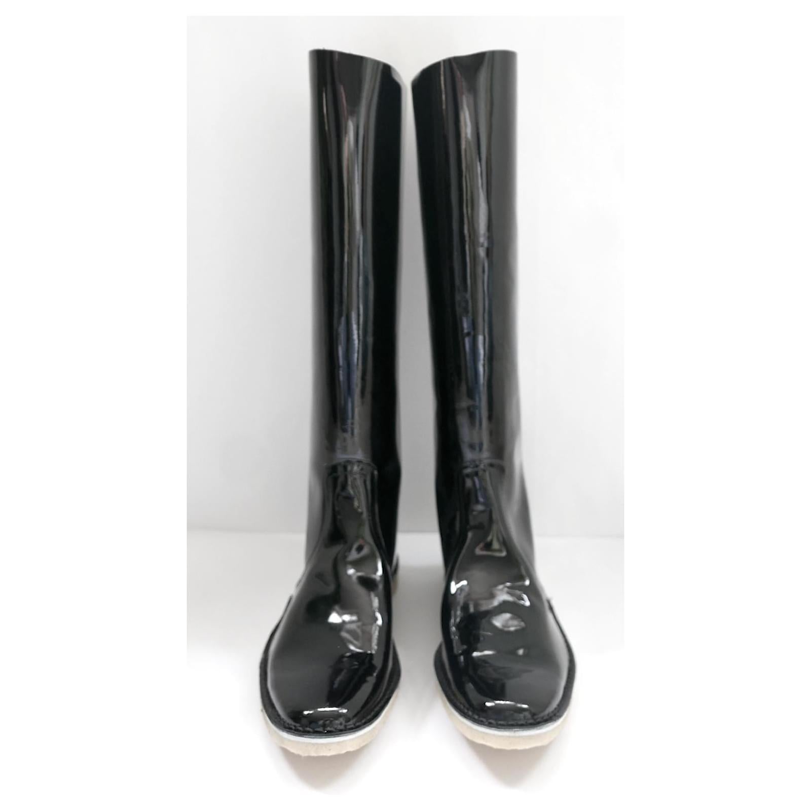Gorgeous, unworn archival Pierre Hardy black patent leather boots with cream crepe soles and leather inners. Have a cute 1960s inspired shape with rounded toe. Size 39. Measure approx 10.”5 heel to toe and 15” at back.

