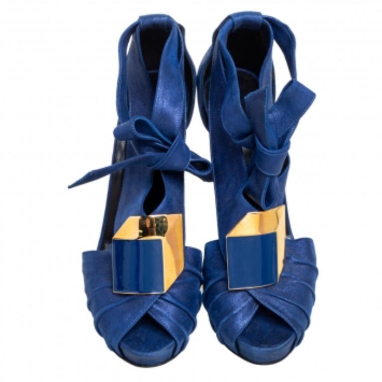 Un tocco femminile e un fascino sofisticato caratterizzano questi splendidi sandali di Pierre Hardy. Realizzati con materiali di qualità, aggiungeranno un fascino opulento al tuo look e si abbineranno a molti look che vorrai creare.