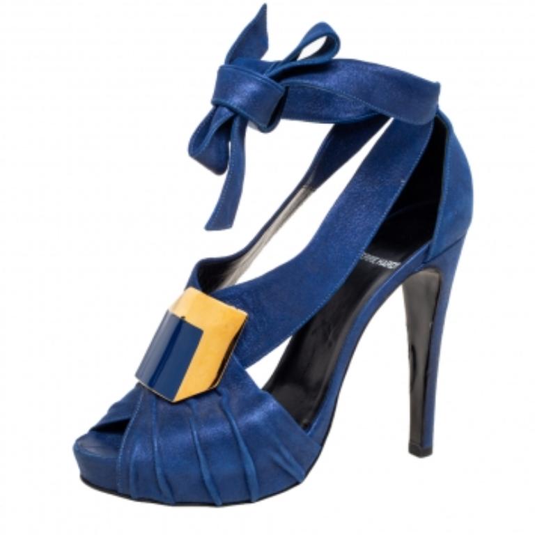 Pierre Hardy Sandali alla caviglia con fibbia in camoscio laminato blu misura 38 In condizioni buone in vendita a Dubai, Al Qouz 2