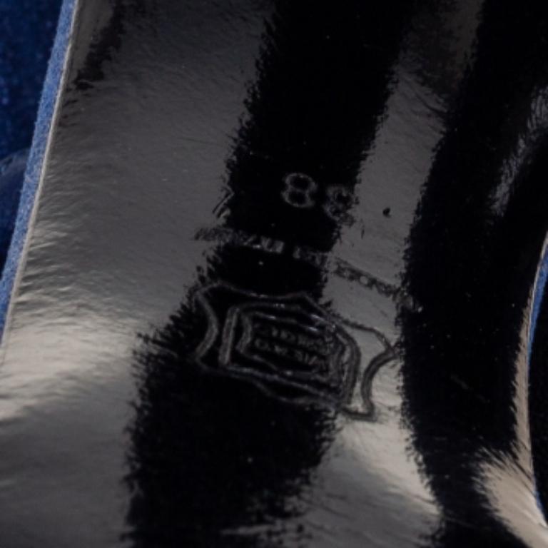 Pierre Hardy Sandali alla caviglia con fibbia in camoscio laminato blu misura 38 in vendita 2