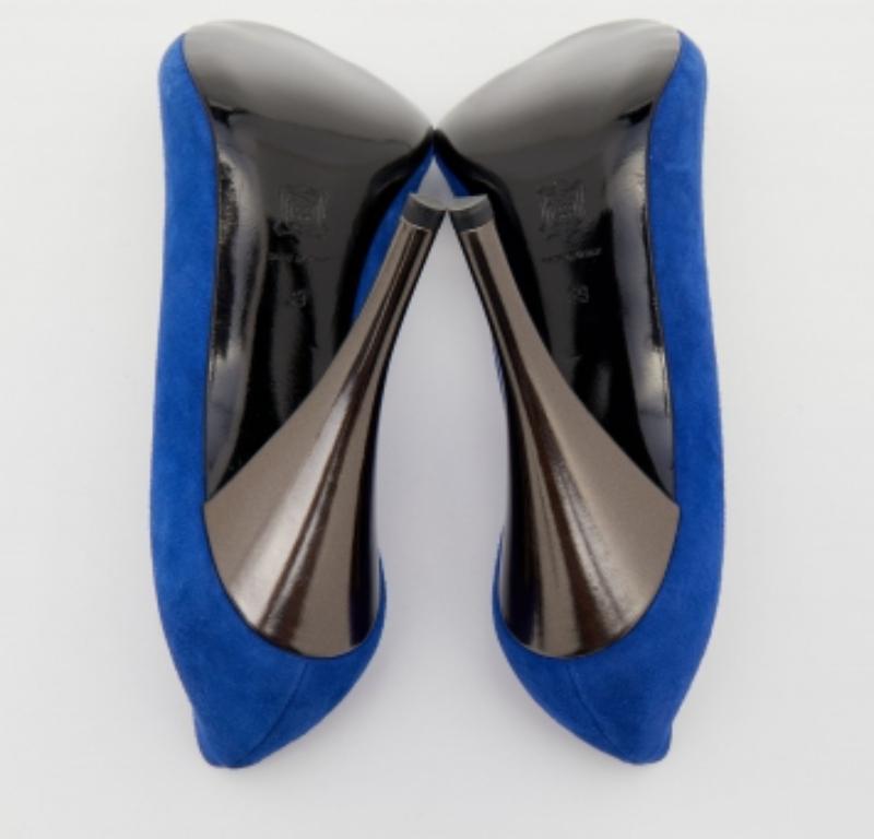 Pierre Hardy, décolleté in pelle scamosciata blu con punta aperta, taglia 39 in vendita 3