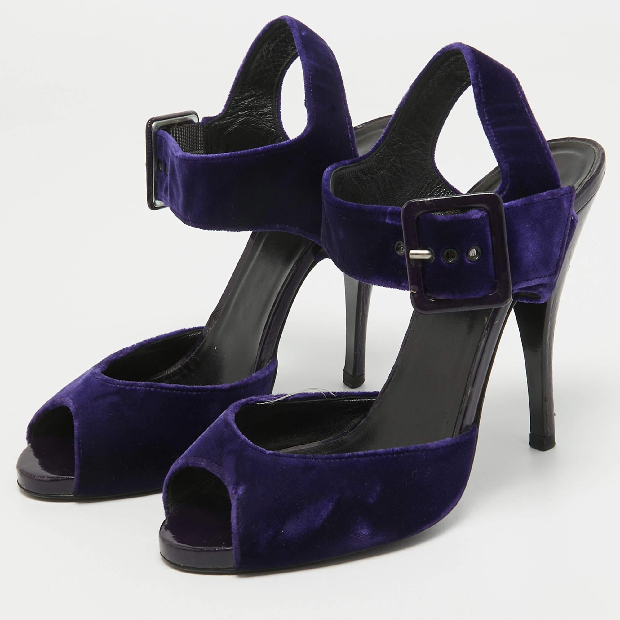 Questi sandali incorniceranno i tuoi piedi in modo elegante. Realizzate con materiali di qualità, sfoggiano un look di classe, solette confortevoli e tacchi resistenti.
