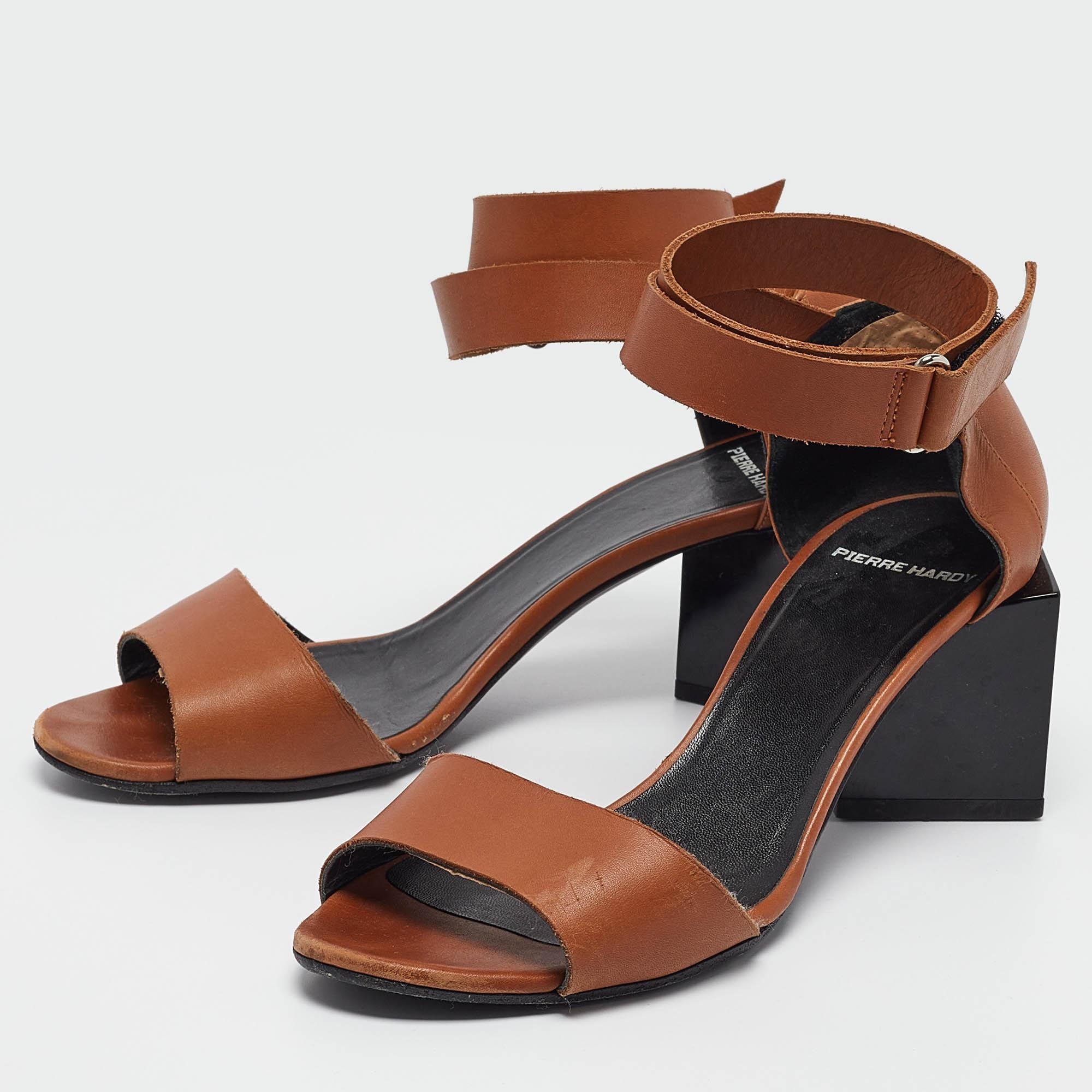 Questi sandali incorniceranno i tuoi piedi in modo elegante. Realizzate con materiali di qualità, presentano un design di classe e solette confortevoli.

