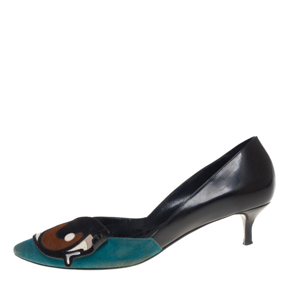 Todo armario merece un par de zapatos de salón extravagantes, ¡y qué mejor que estos espléndidos de Pierre Hardy! Estos zapatos de salón multicolores están confeccionados en piel y ante, con puntera afilada y exagerados motivos de ojos en el