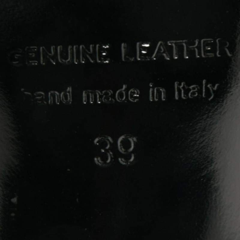 Affichez un style élégant avec cette paire d'escarpins. Ces escarpins de créateur sont fabriqués à partir de matériaux de qualité. Ils sont montés sur des semelles durables et des talons fins.