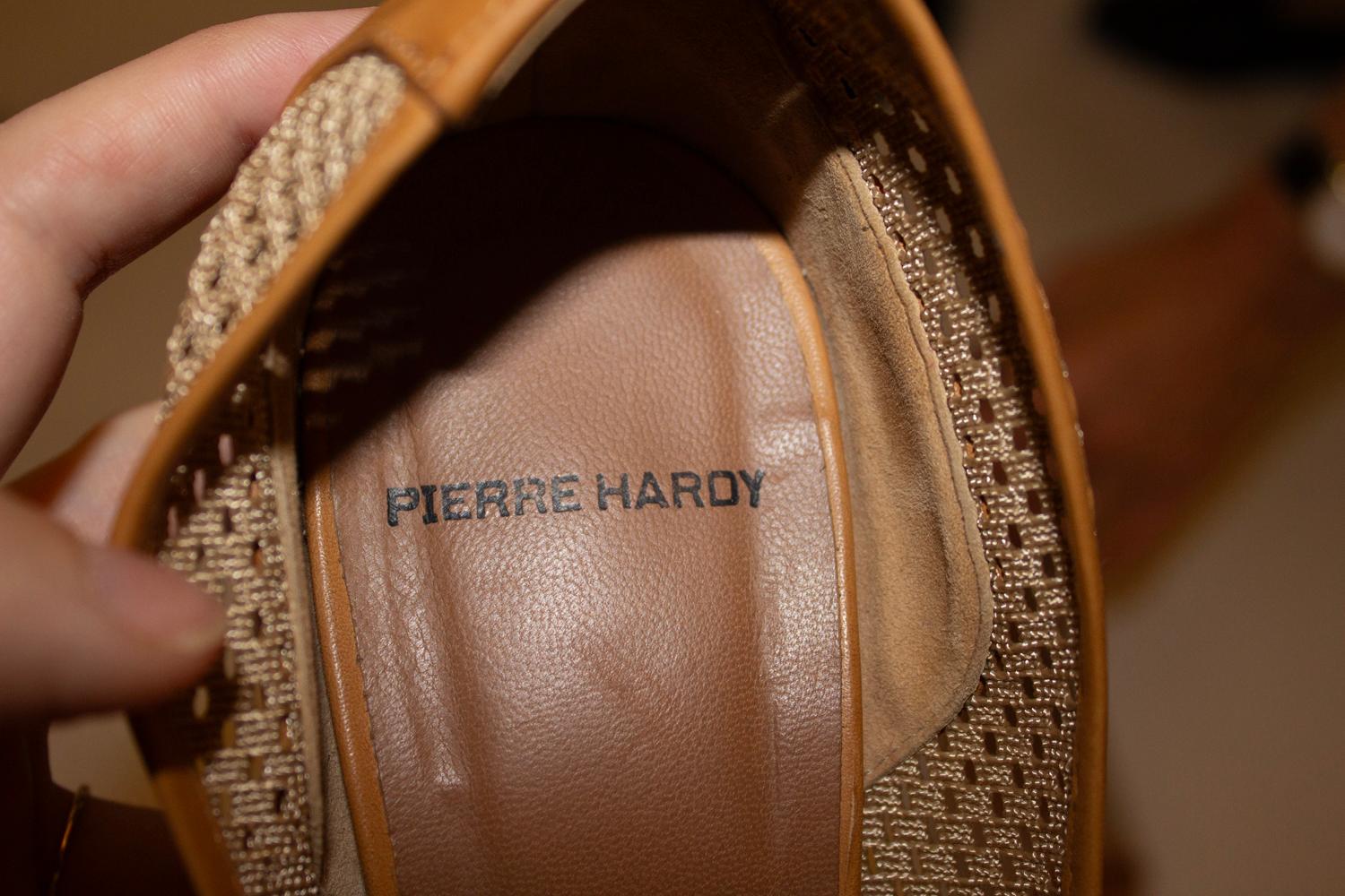 Un paio di tacchi chic per la primavera/estate firmati Pierre Hardy. Come ci si aspetta, la pelle è di ottima qualità. Le scarpe hanno la punta aperta con  un bel tessuto intrecciato e tacchi interessanti. Le scarpe hanno la suola in cuoio, misura