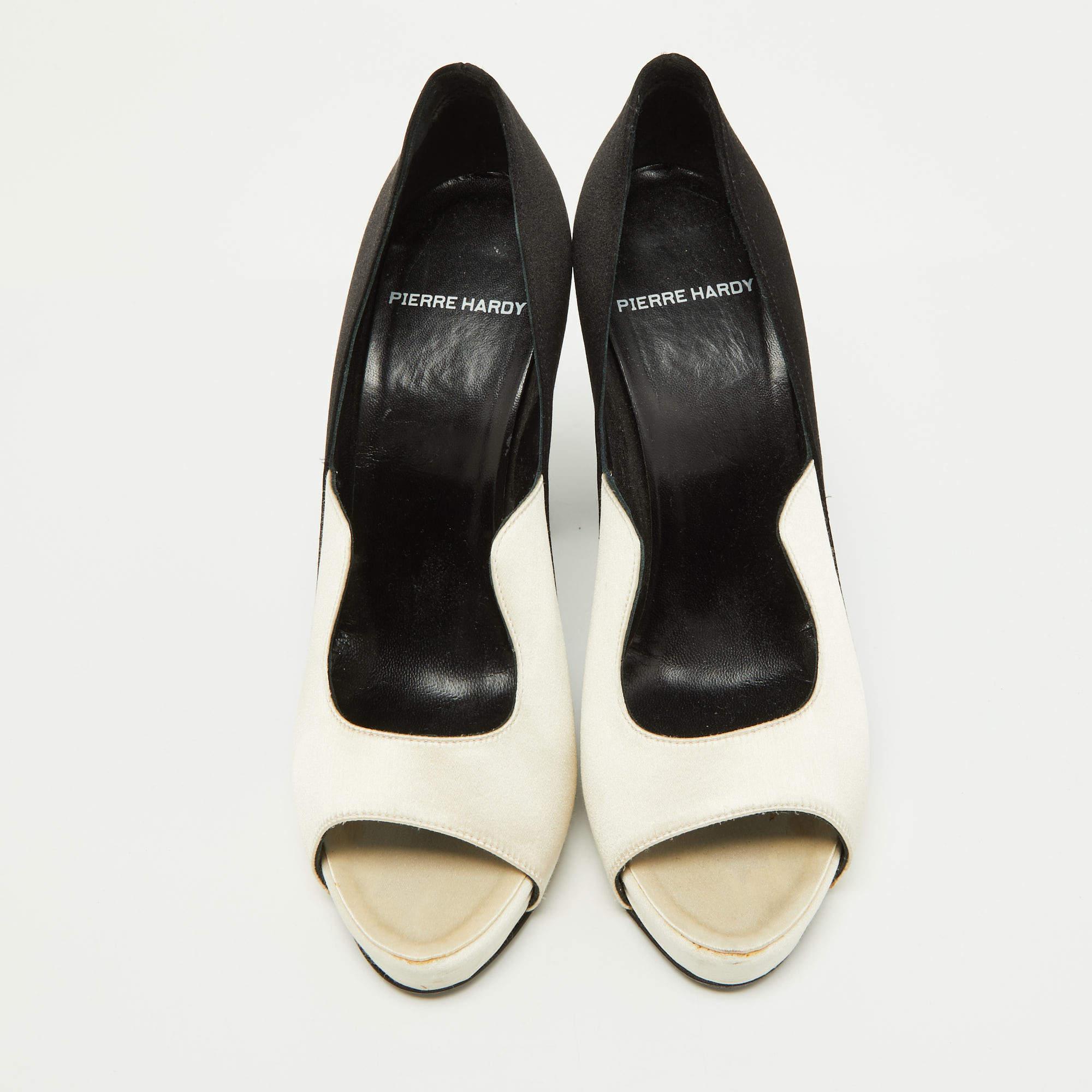 Pierre Hardy White/Black Satin Peep Toe Pumps Size 38.5 In Good Condition For Sale In Dubai, Al Qouz 2