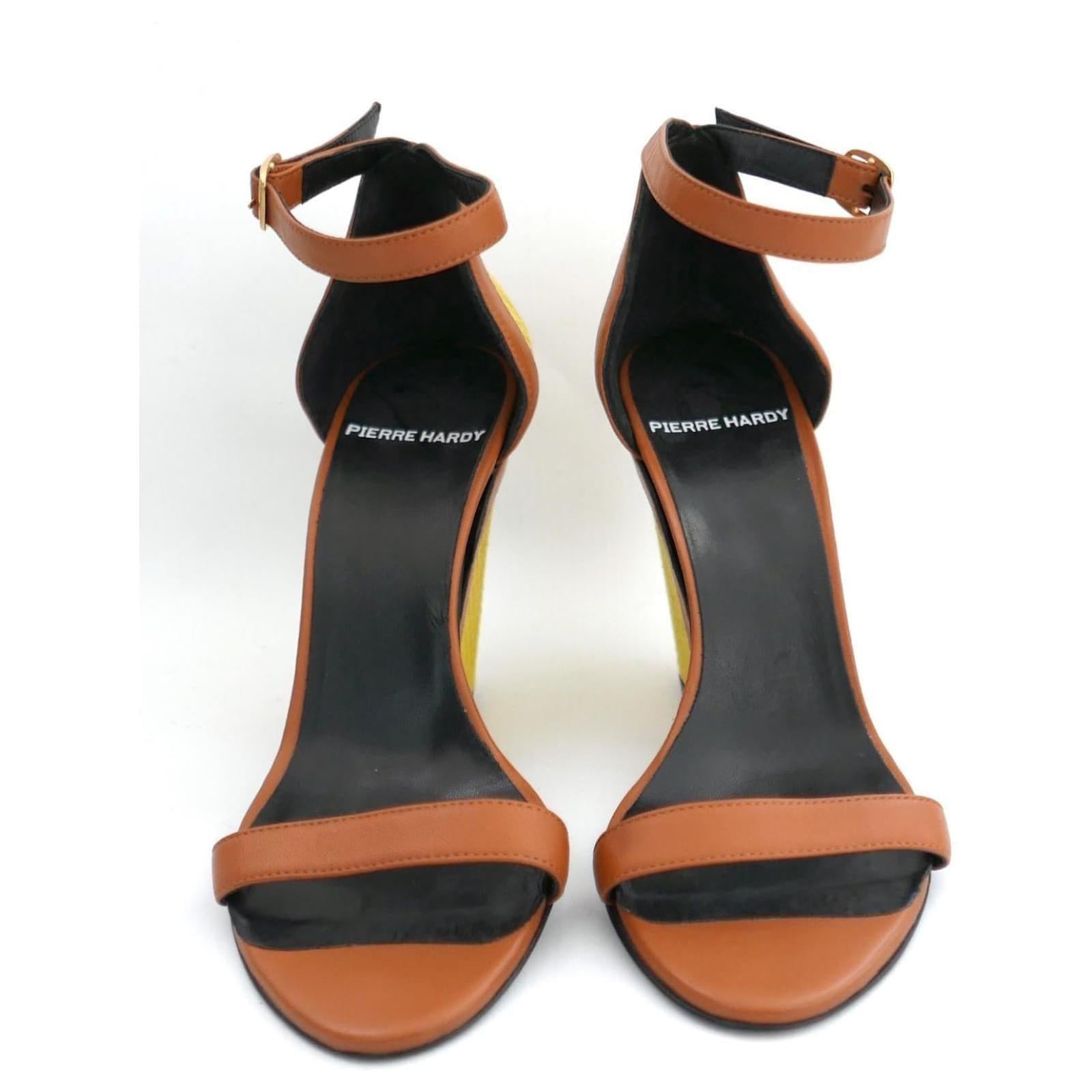 Talons Rupert Sanderson inspirés de l'art déco, achetés pour 550 £ et non portés. Confectionnées en serpent jaune et en cuir camel lisse, elles présentent une forme géométrique épaisse avec un talon semi-calculé incliné, des brides étroites sur le