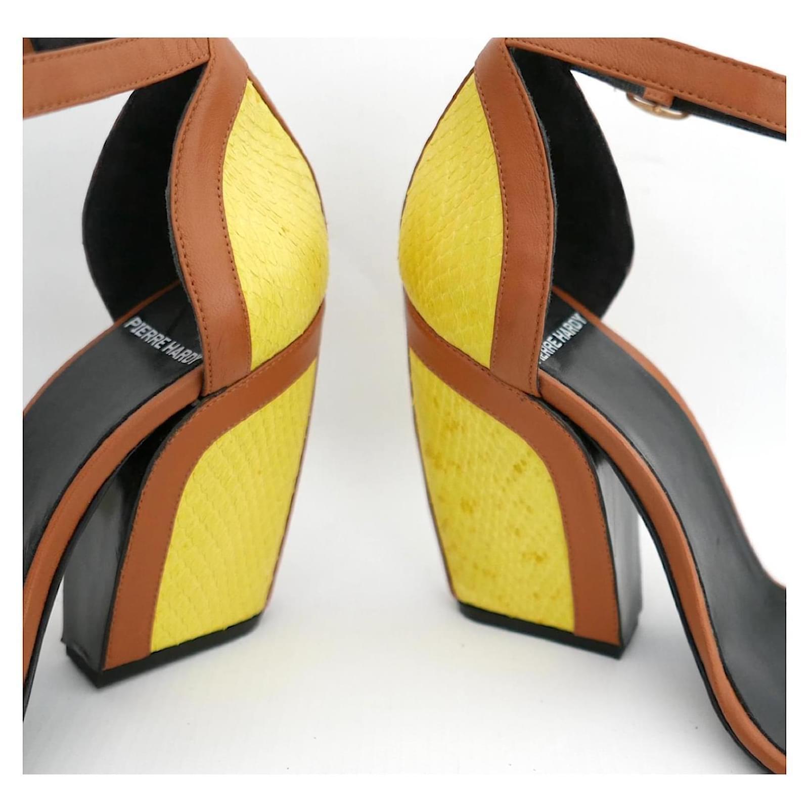 Pierre Hardy - Talons Art Déco jaune et caramel Neuf - En vente à London, GB