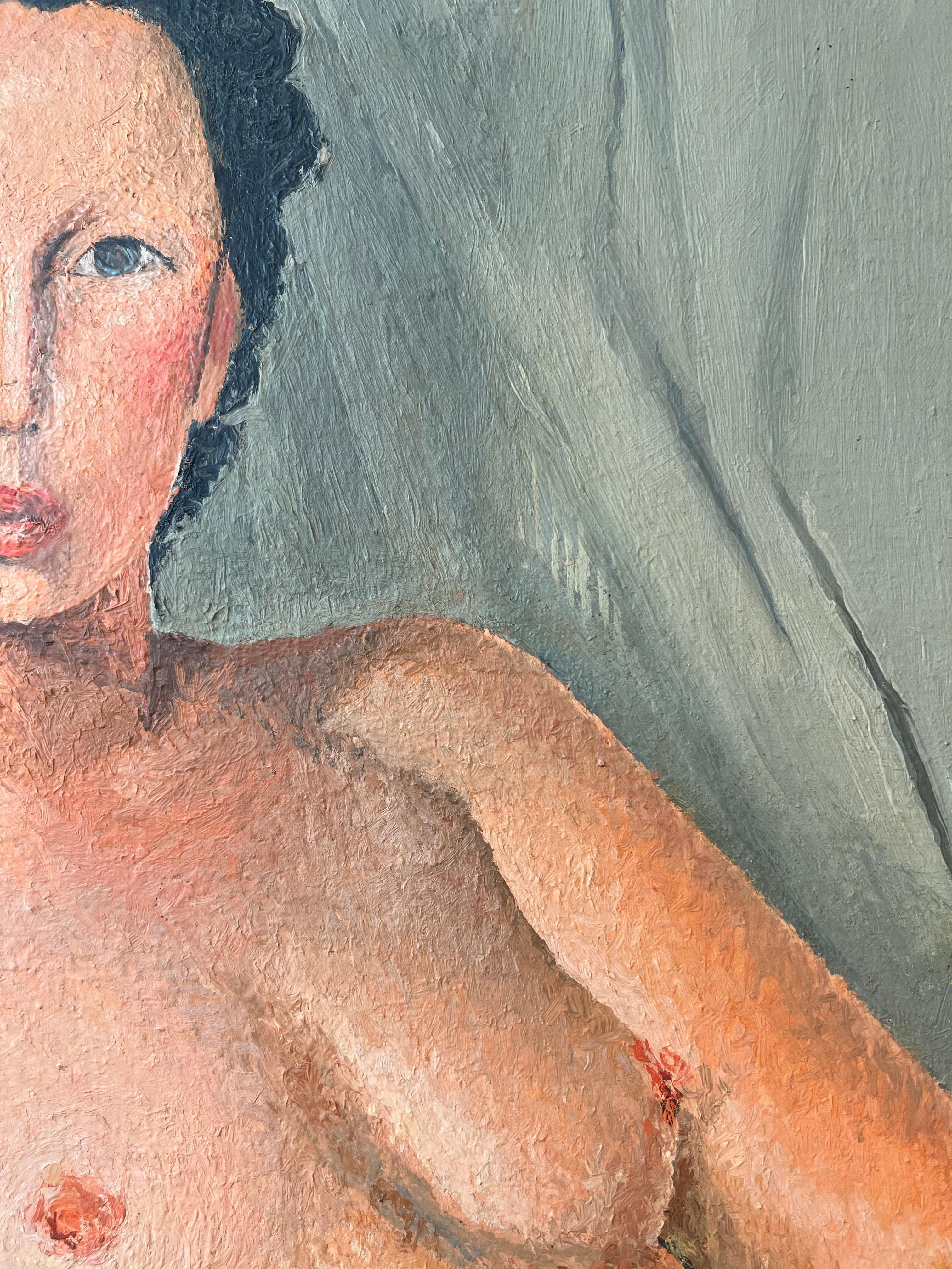 Jeune femme posant nue sur le canapé en vente 4