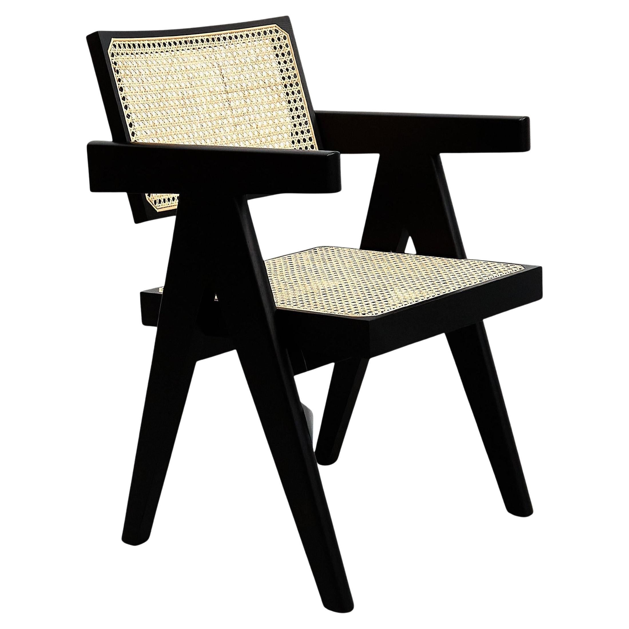 Silla diseñada por Pierre Jeanneret hacia 1950 , relanzada en 2019.

Listo para enviar.

Fabricado por Cassina en Italia.

Materiales:
Madera, respaldo y asiento de caña de la India, cojín tapizado

Dimensiones:
P 58 cm X An 51 cm X Al 81 cm (SH 43