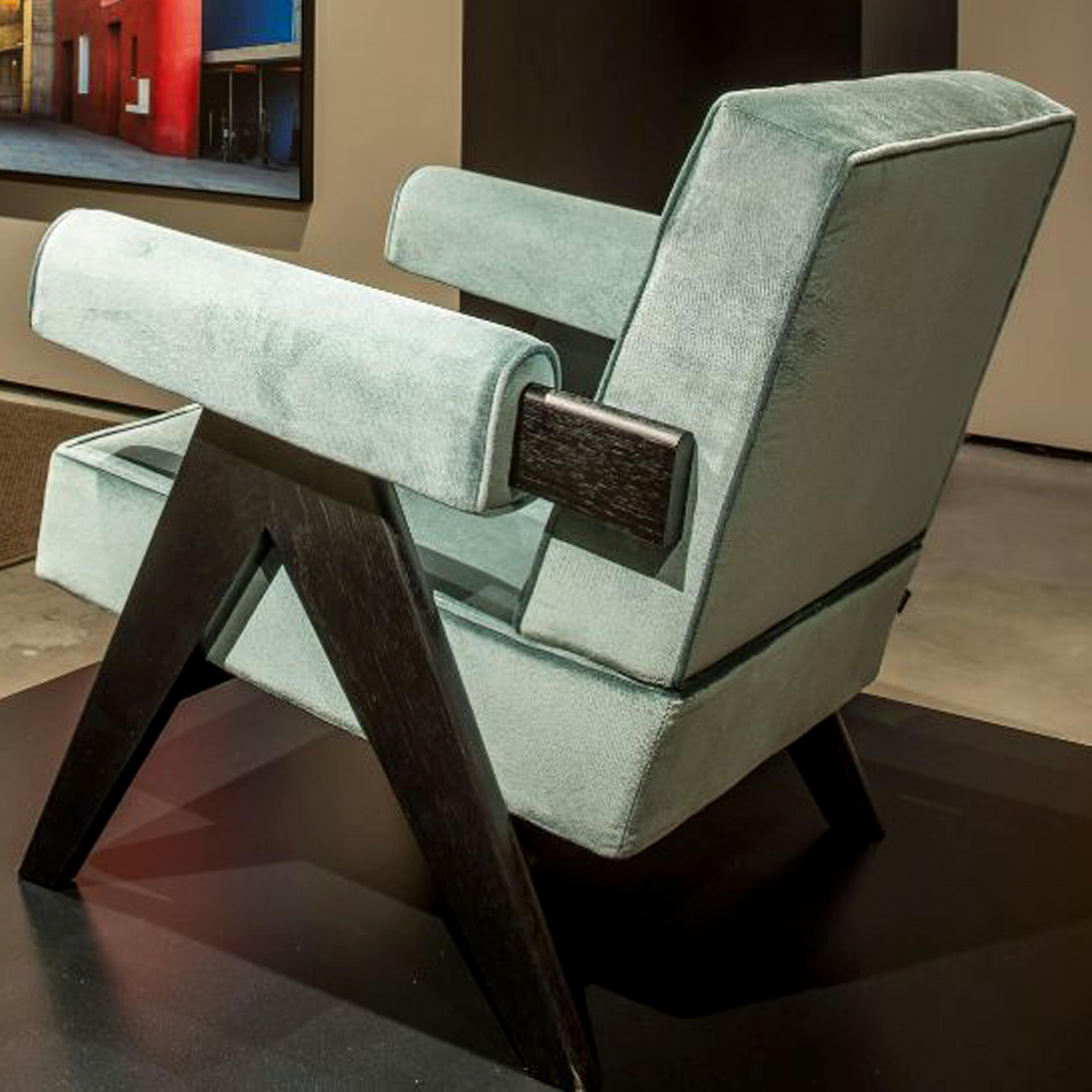 Sillóndiseñado por Pierre Jeanneret hacia 1950, relanzado en 2019.
Fabricado por Cassina en Italia.

Incluido en la lista del Patrimonio Cultural de la unesco de 2016, la extraordinaria arquitectura del Complejo del Capitolio de Le Corbusier,