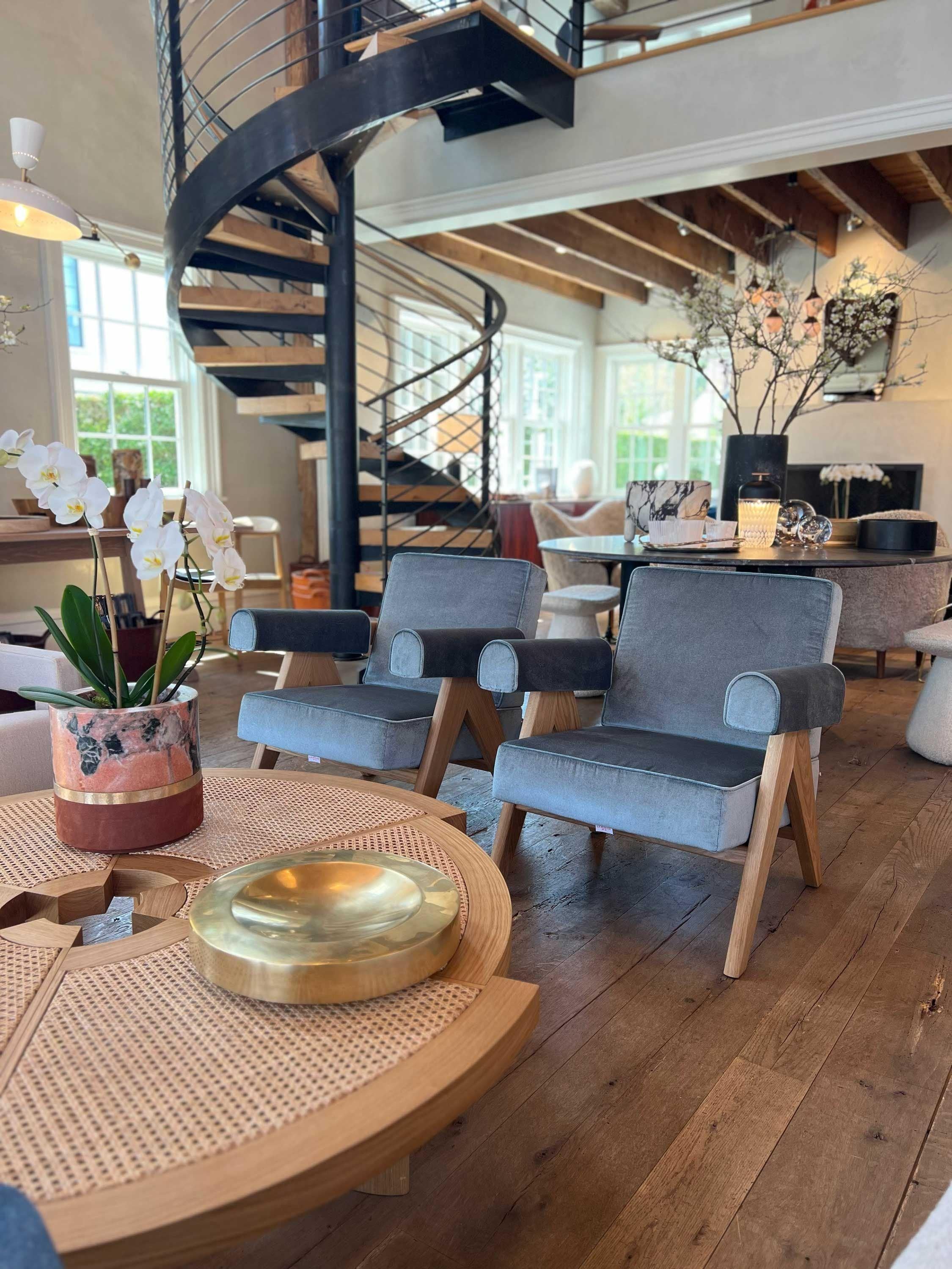 Ce fauteuil Pierre Jeanneret 1960 Capitol Complex associe artisanat luxueux et matériaux durables. Fabrice en bois de teck et rembourré dans un tissu polyacrylique coloré Carta di Zucchero très durable, la combinaison parfaite du confort et du style