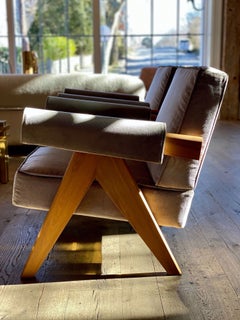 Pierre Jeanneret 053 Chair in Oak in Osaka Madreperla