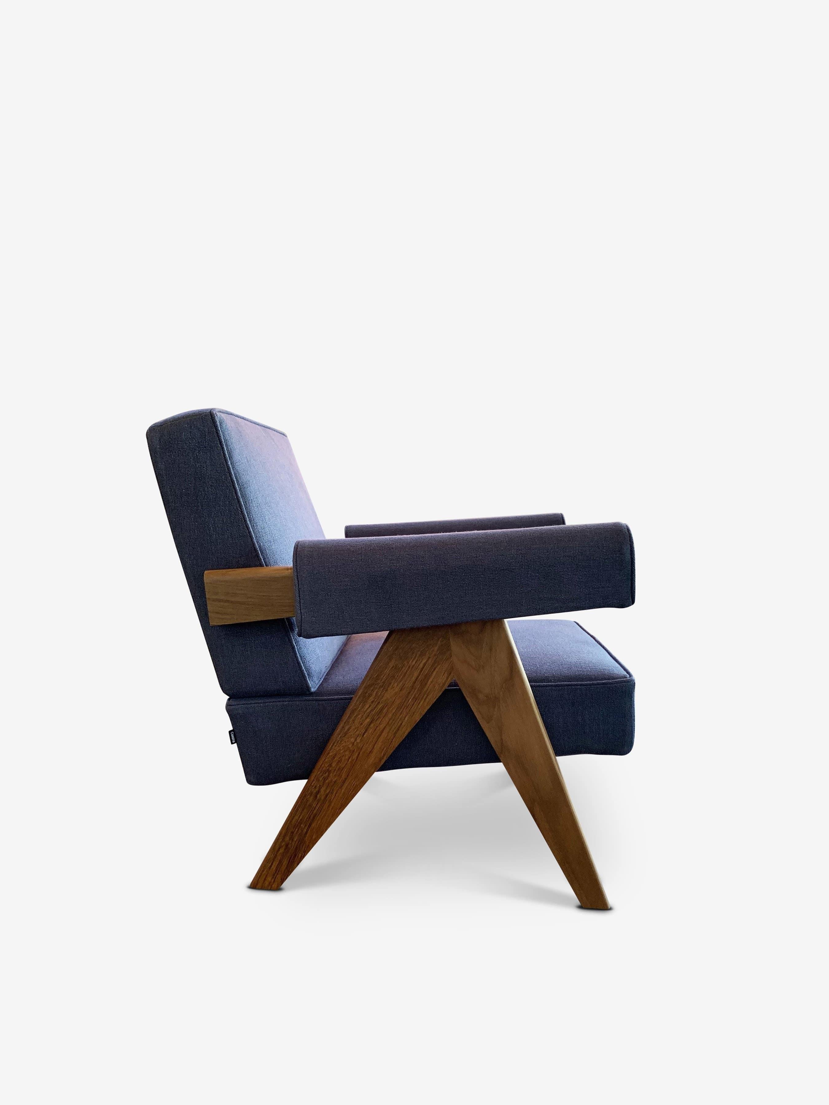 Tissu Fauteuil Capitol Complex 053 en teck avec tissu bleu Pierre Jeanneret en vente