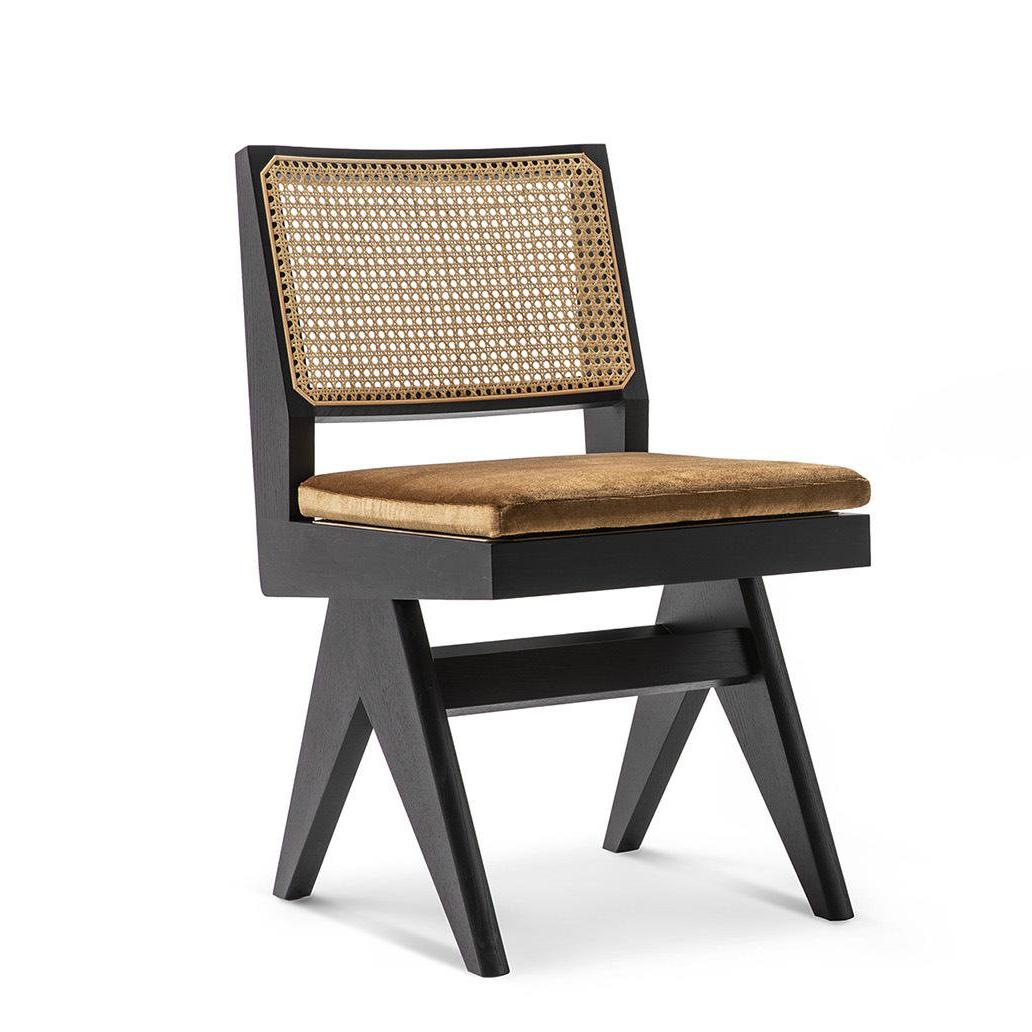 Stuhl, entworfen von Pierre Jeanneret um 1950, neu aufgelegt im Jahr 2019.
Hergestellt von Cassina in Italien.

Dieser Stuhl ist einer der bekanntesten im Capitol Complex von Chandigarh und in allen Büros des Sekretariats zu finden. Die einzelnen