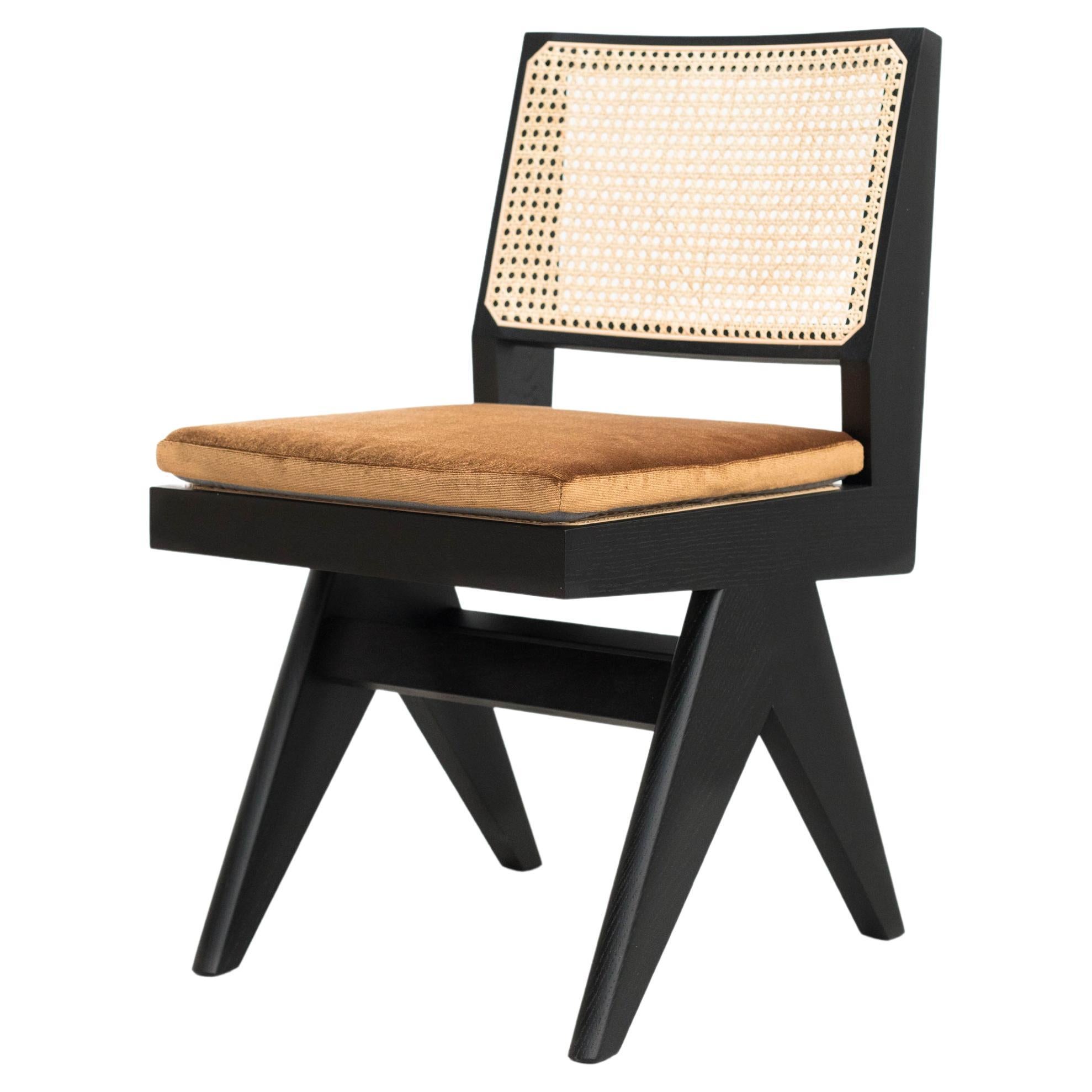 Chaise Capitol Complex 055 de Pierre Jeanneret avec coussin par Cassina  en vente