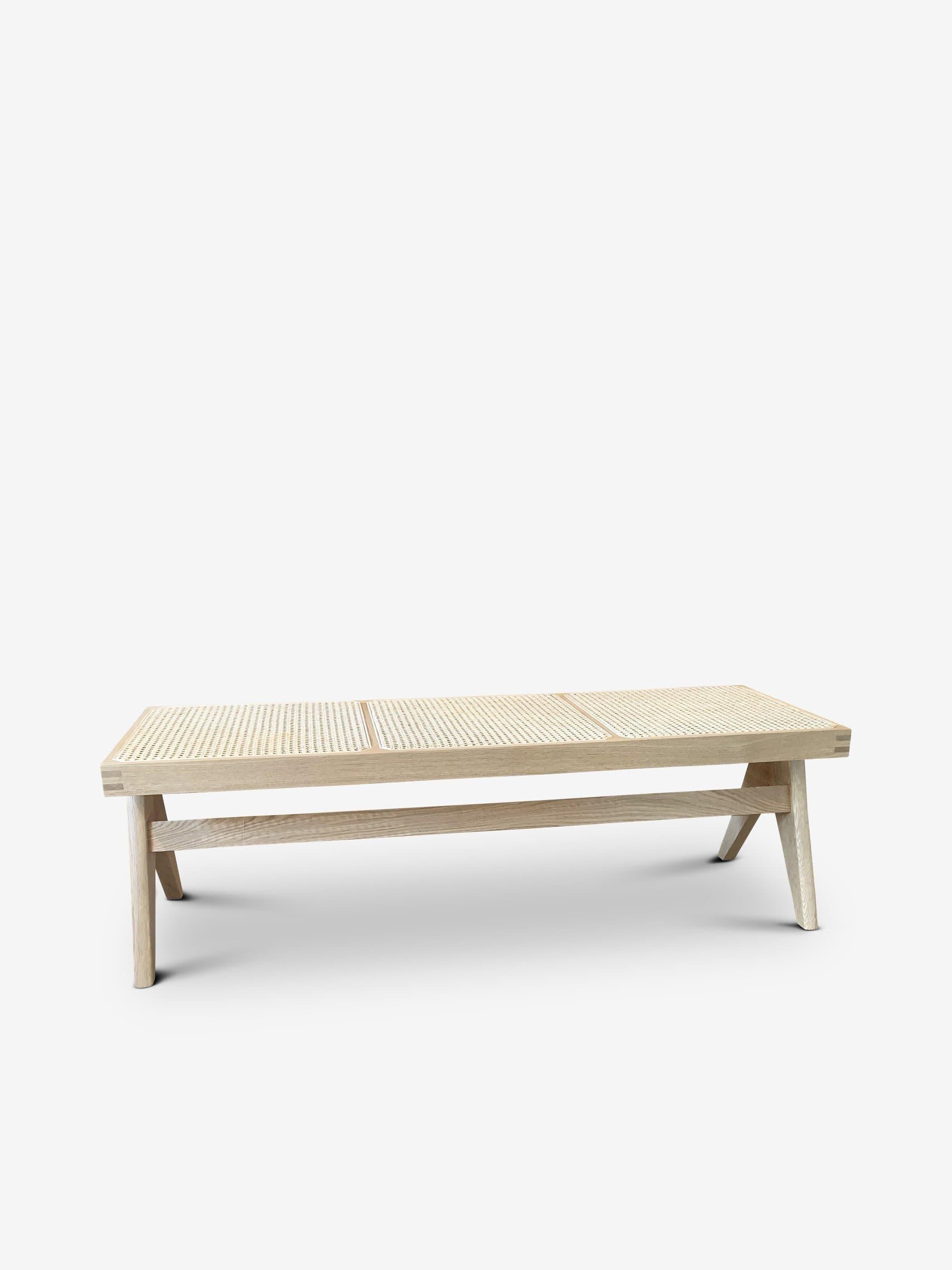 La panca civile Cassina Pierre Jeanneret 1958 offre un fascino classico di metà secolo in un design pratico e senza tempo. Realizzata con maestria in Oak, questa panca offre una seduta durevole e robusta, perfetta per qualsiasi ingresso o zona