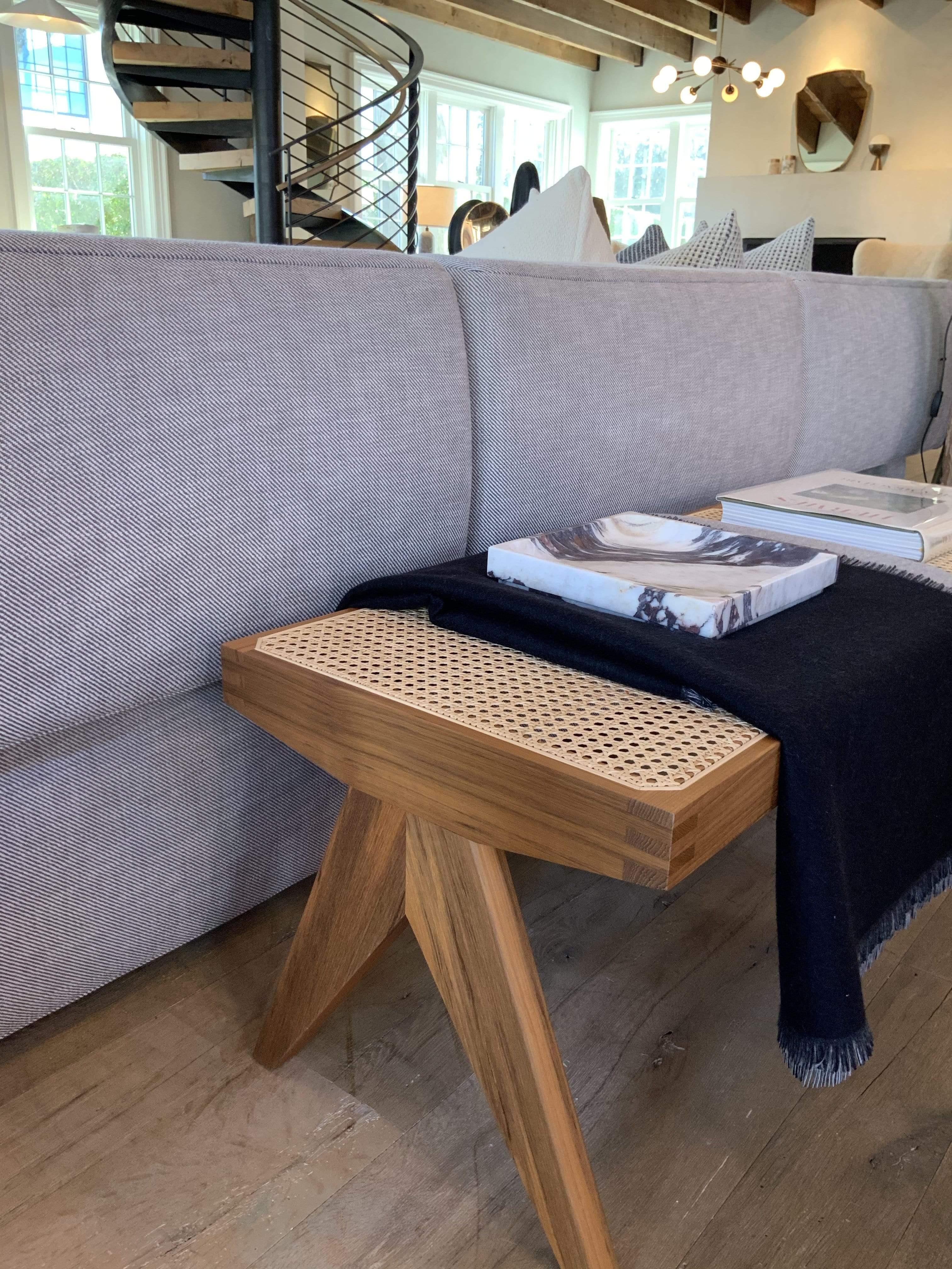 Questa elegante panca della rinomata casa di design italiana Cassina è realizzata in splendido legno di teak e presenta un design minimalista dell'iconico designer francese Pierre Jeanneret. Costruito secondo standard rigorosi e realizzato con cura