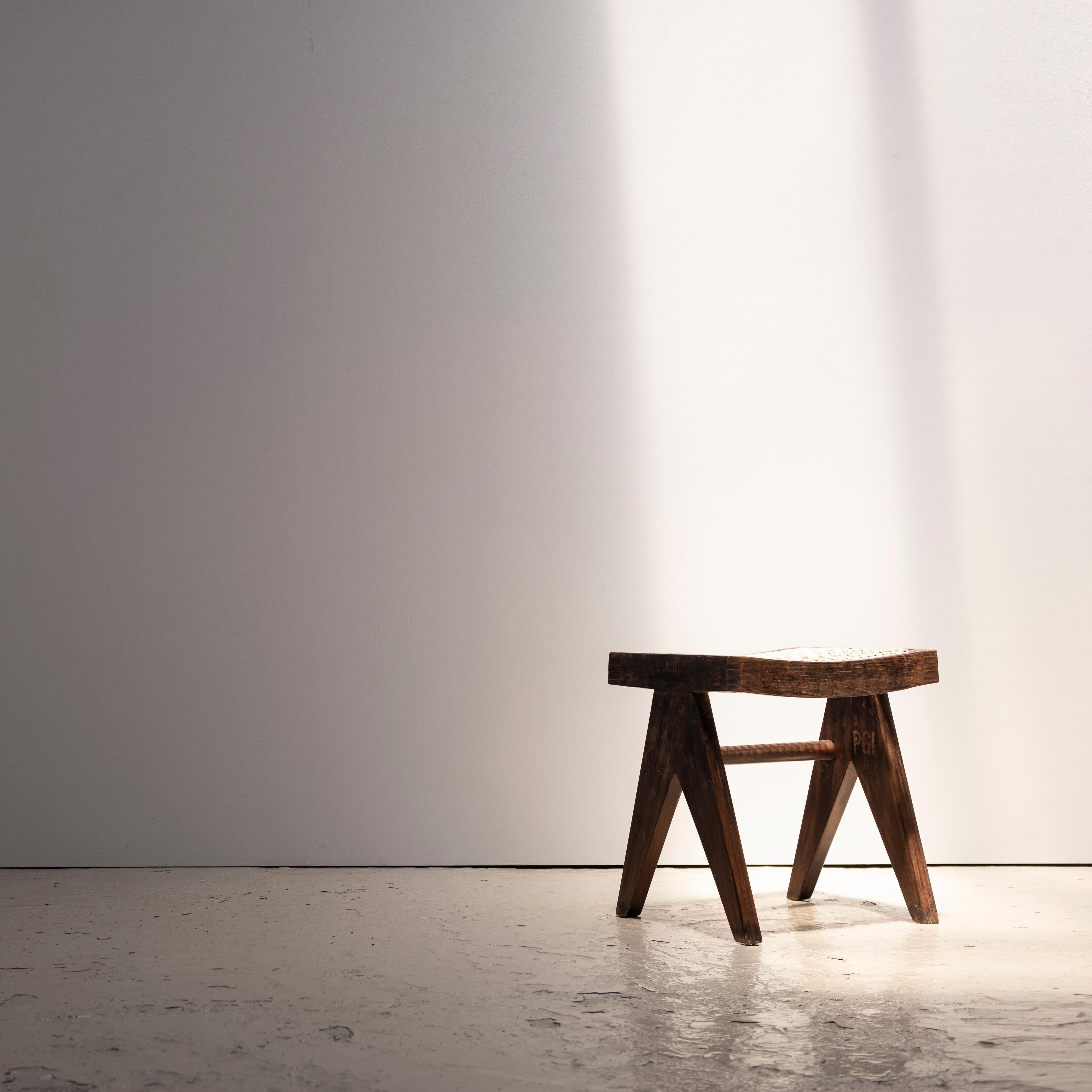 Pierre Jeanneret Taburete bajo de caña con patas en A, Instituto de Postgrado, Chandigarh Indio en venta