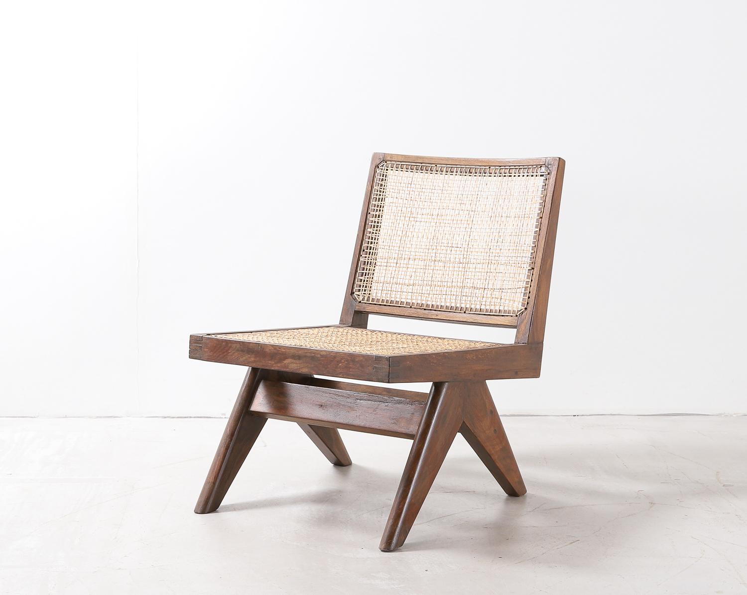 Pierre Jeanneret Sessel ohne Armlehnen. Teakholz und Rattan.