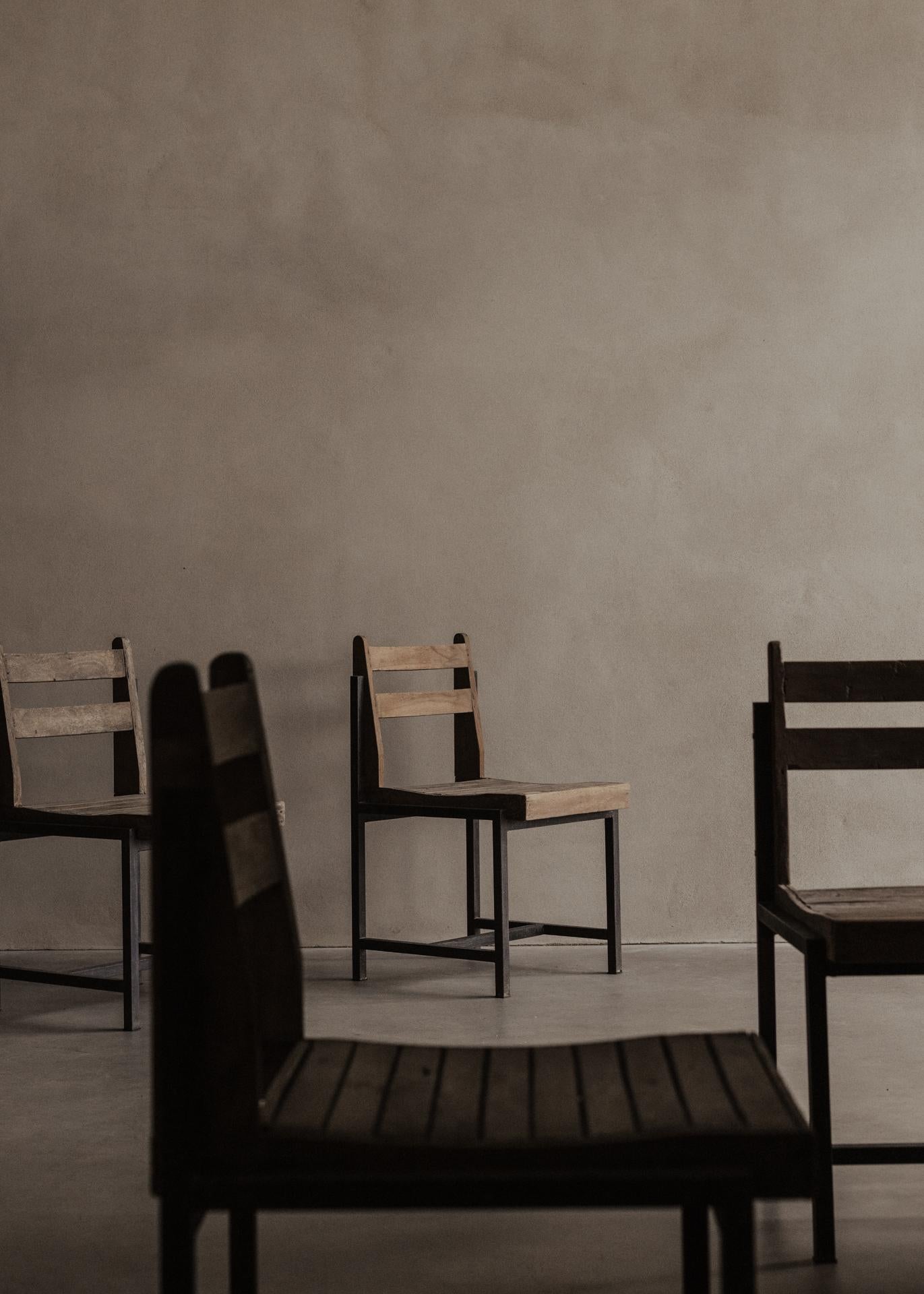 Sehr seltener Stuhl Pierre Jeanneret PJ-SI-65-A, hergestellt in einer begrenzten Anzahl von 30 bis 100 Stück. Dieser Stuhl besteht aus einem schwarz lackierten Vierkant-Stahlrohrrahmen und Latten aus massivem Teakholz. Die Konstruktion ist