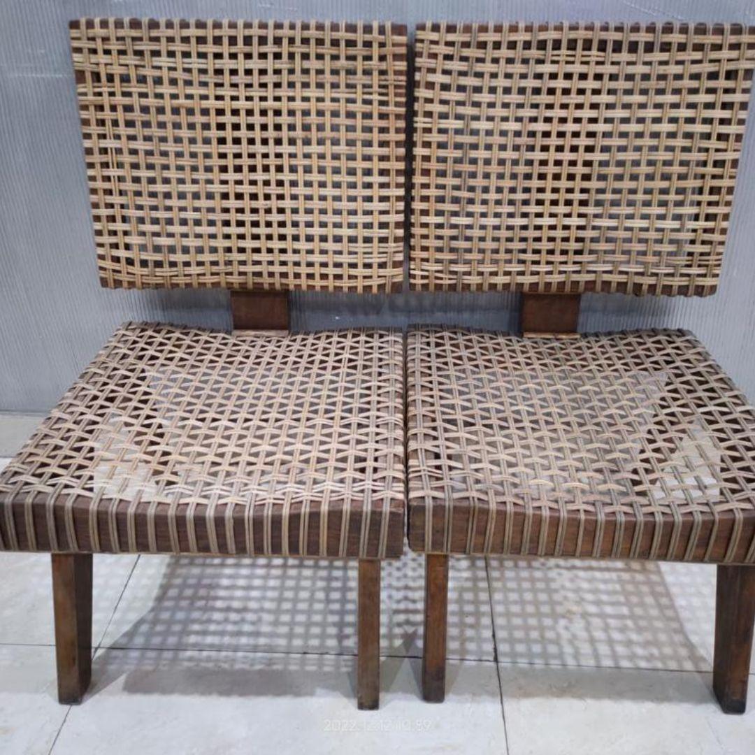 Cet authentique fauteuil rare de Pierre Jeanneret, connu sous le nom de PJ-Rare-Chair, incarne la beauté de ses créations de Chandigarh, dont il n'existe qu'une poignée d'exemplaires.

Avec son assise basse, son large cannage et sa structure robuste