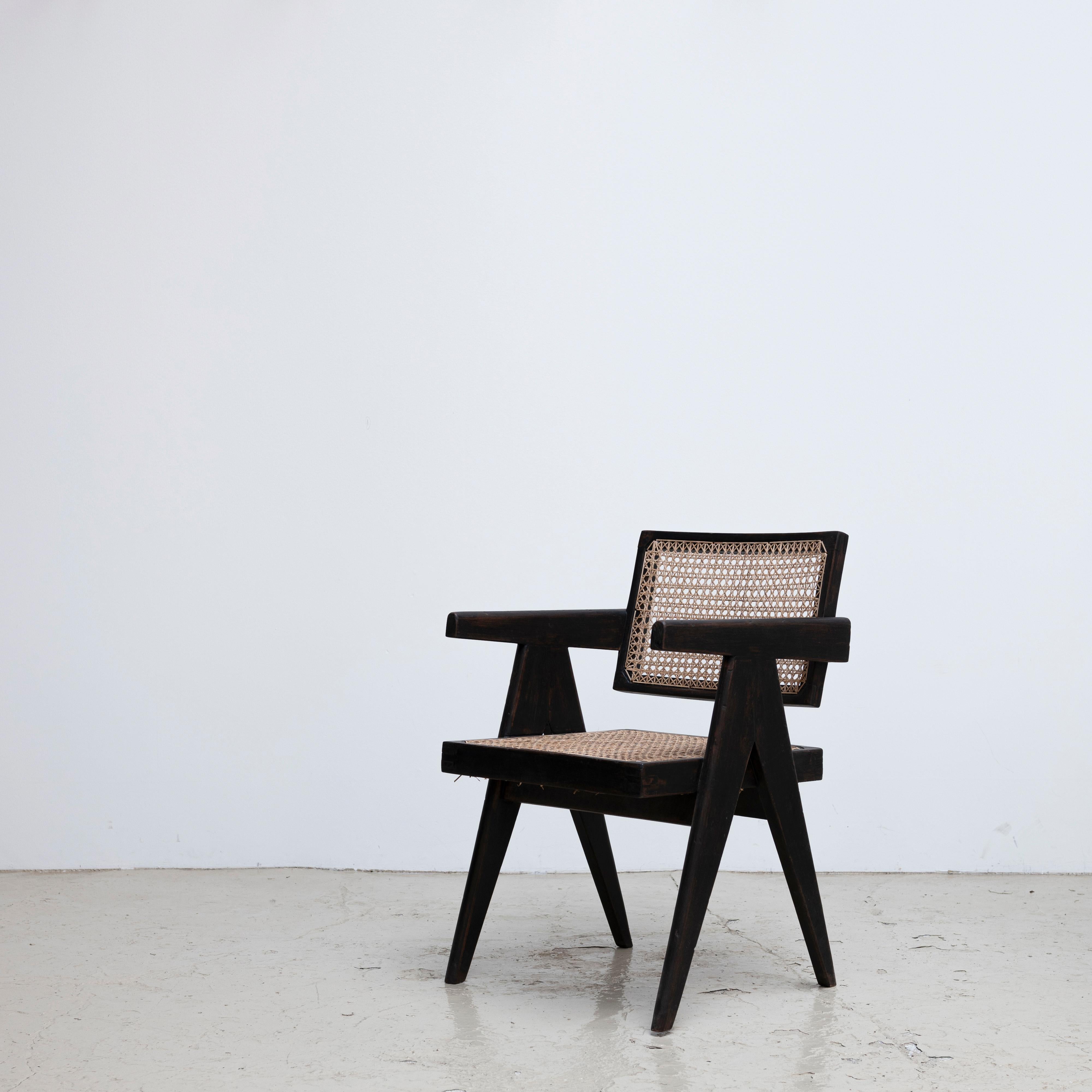 Rare black floating back office chair designed by Pierre Jeanneret.
Provenance: Punjab Agricultural University.