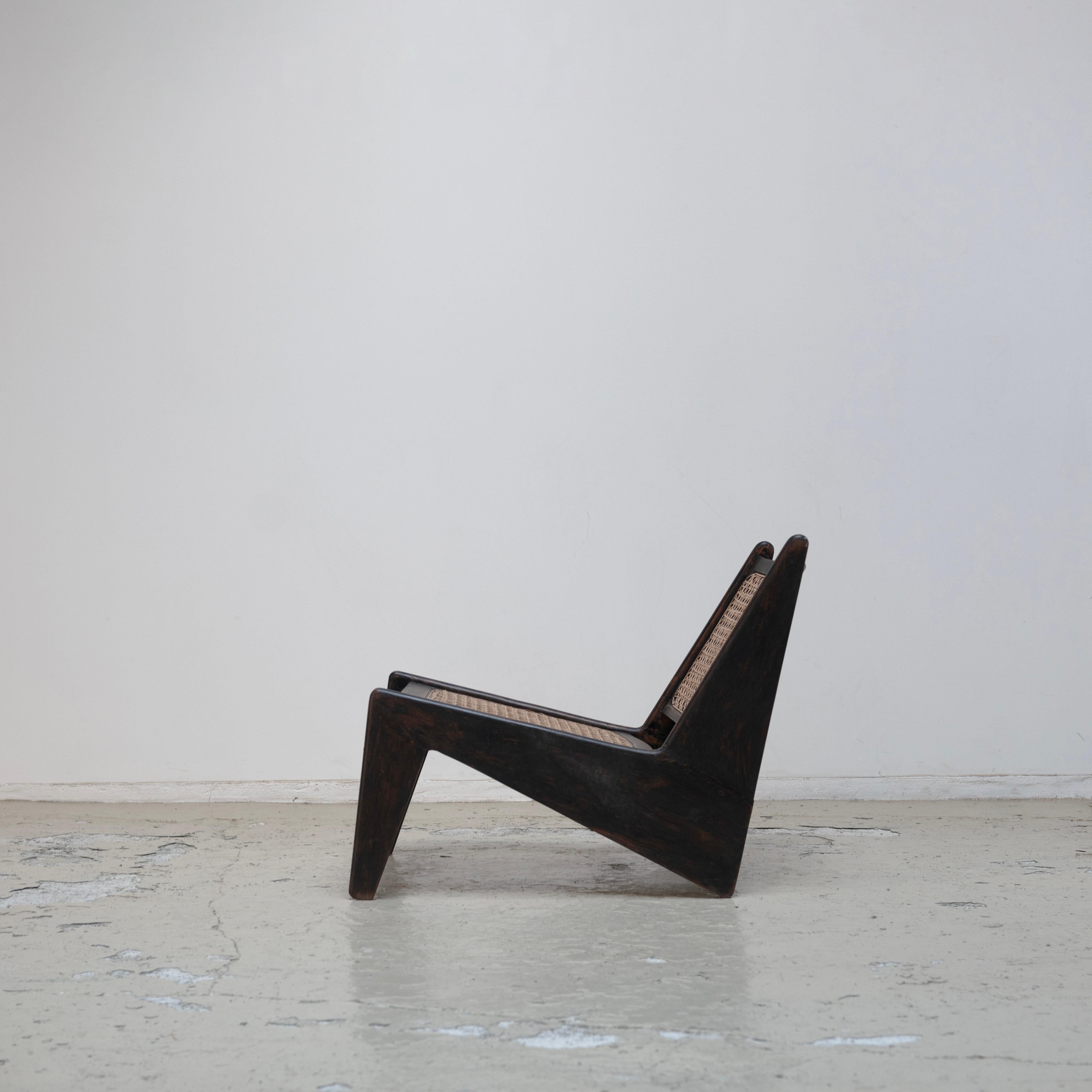 Pierre Jeanneret , Black Kangaroo Chair for Chandigarh, Teak , 1950s In Good Condition For Sale In Edogawa-ku Tokyo, JP