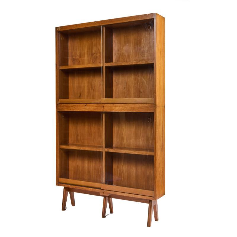  Libreria in vetro di teak disegnata da Pierre Jeanneret per Chandigarh. Ripiani interni in legno massiccio di teak di grande spessore. Provenienza: Edifici amministrativi, Chandigarh, India Misure 54 